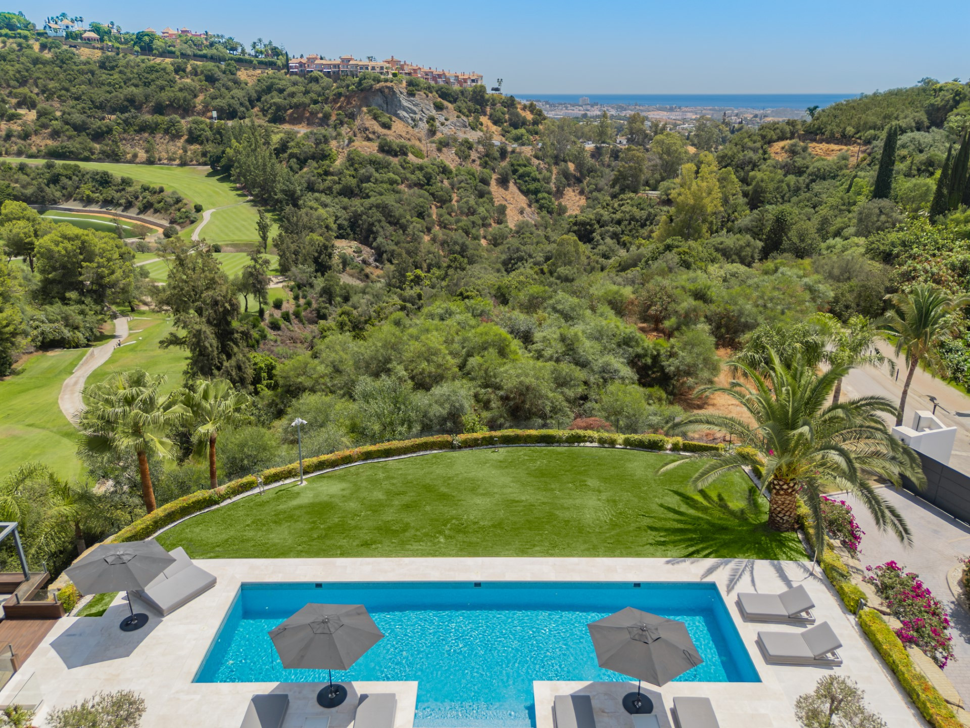 Excepcional villa contemporánea de 6 dormitorios con piscina climatizada y spa en Los Almendros, Benahavís