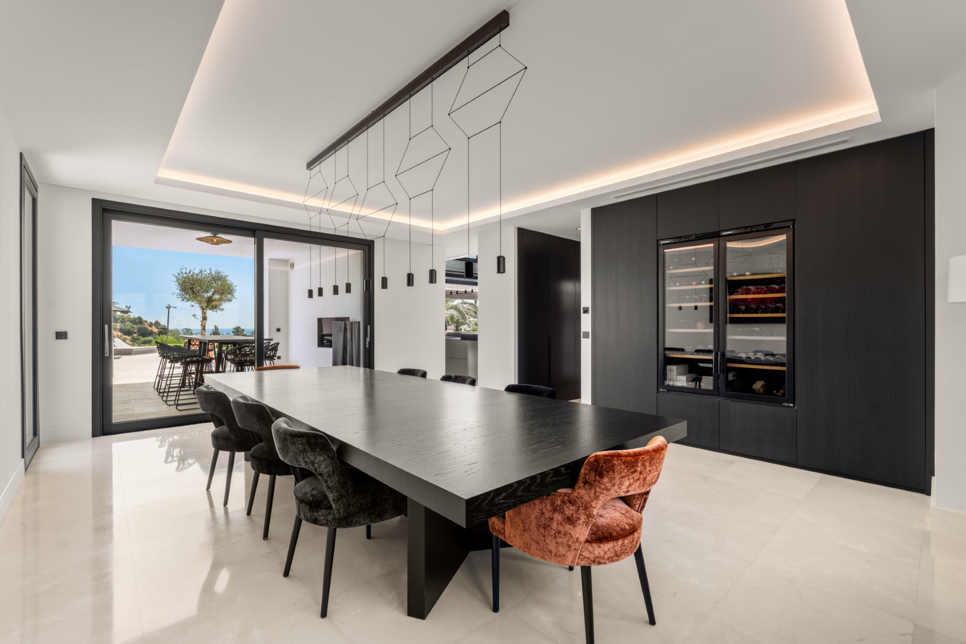 Excepcional villa contemporánea de 6 dormitorios con piscina climatizada y spa en Los Almendros, Benahavís