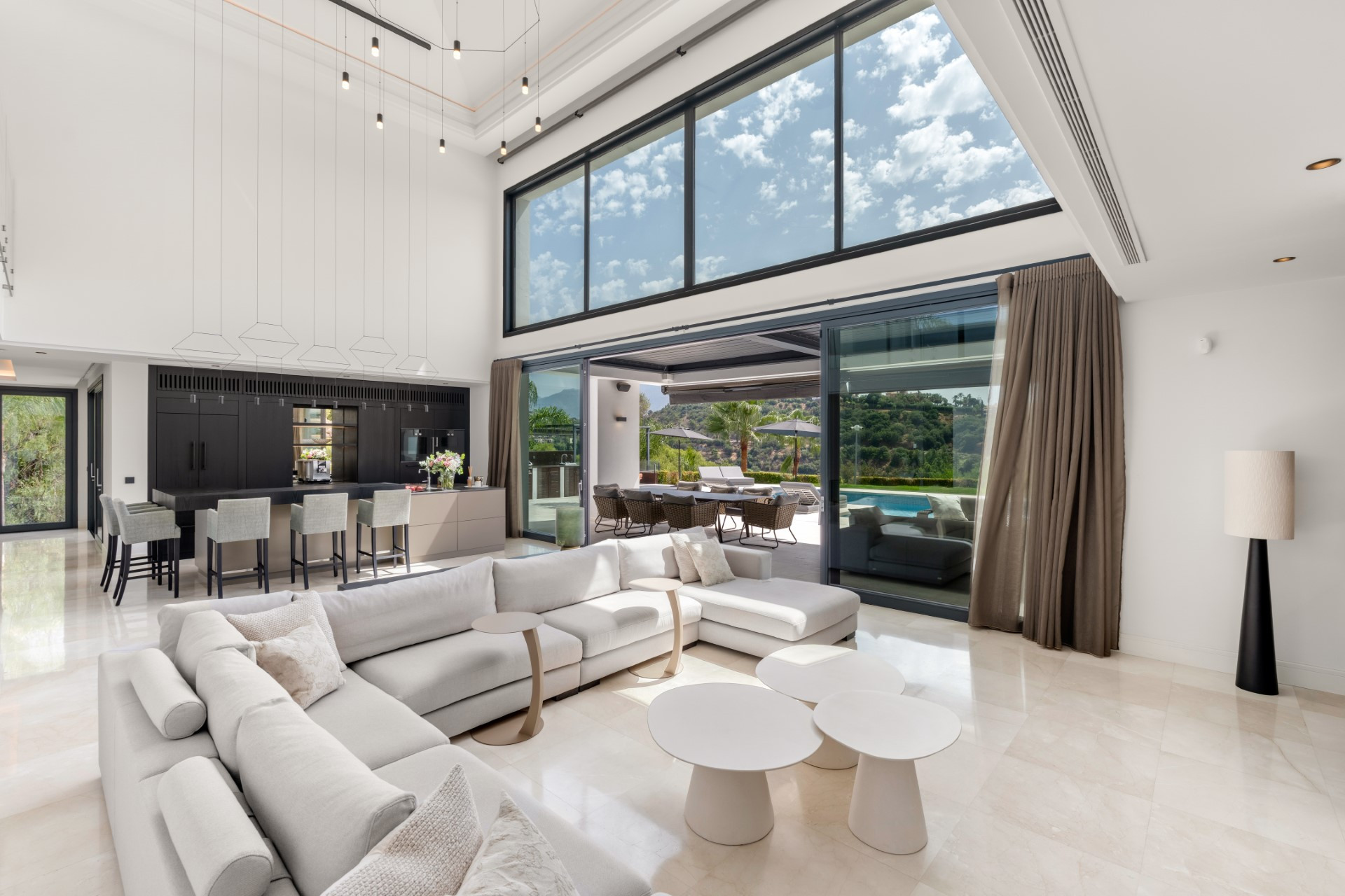 Excepcional villa contemporánea de 6 dormitorios con piscina climatizada y spa en Los Almendros, Benahavís