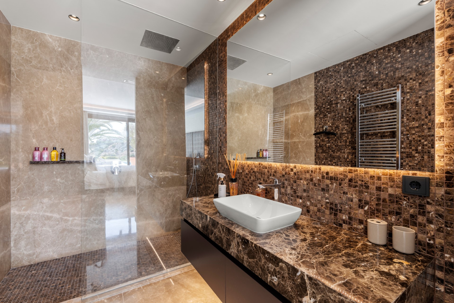 Excepcional villa contemporánea de 6 dormitorios con piscina climatizada y spa en Los Almendros, Benahavís