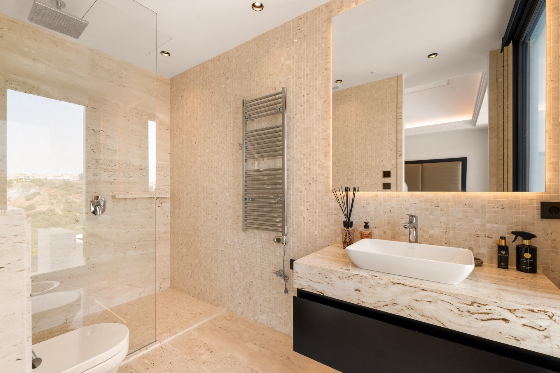 Excepcional villa contemporánea de 6 dormitorios con piscina climatizada y spa en Los Almendros, Benahavís