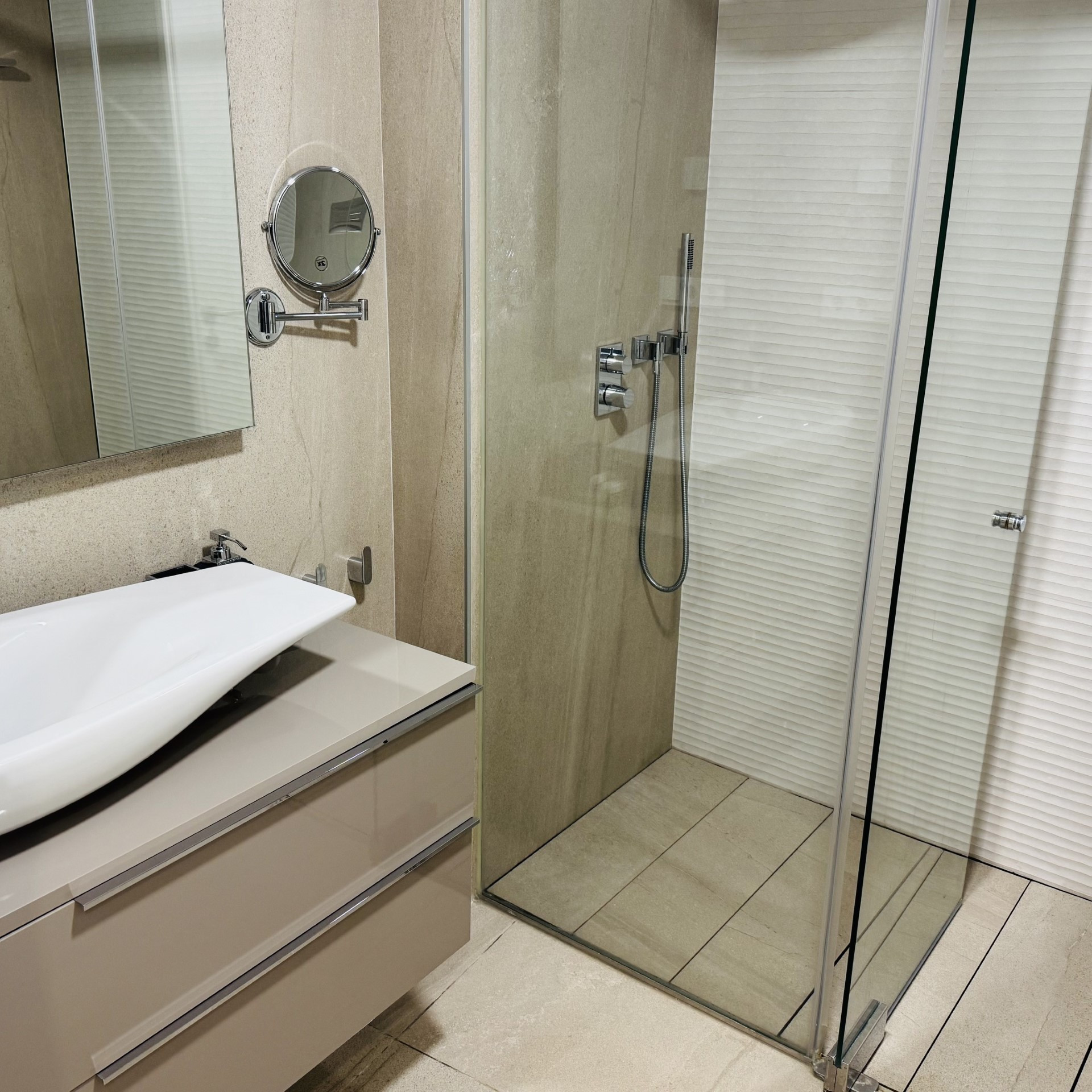 Luxury beachfront apartment with direct garden access in The Edge, Estepona West