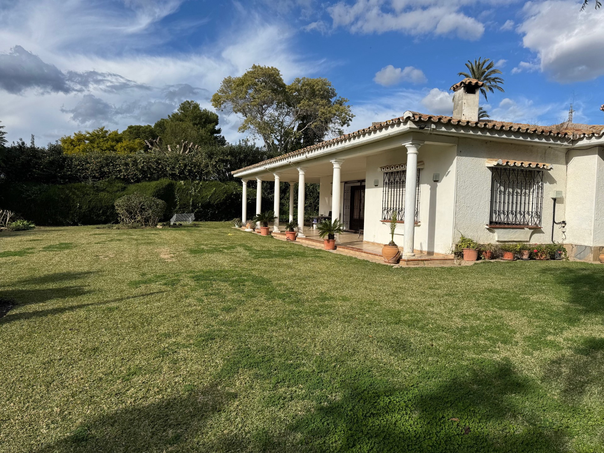 Charming villa with great potential in Paraíso Medio, Estepona
