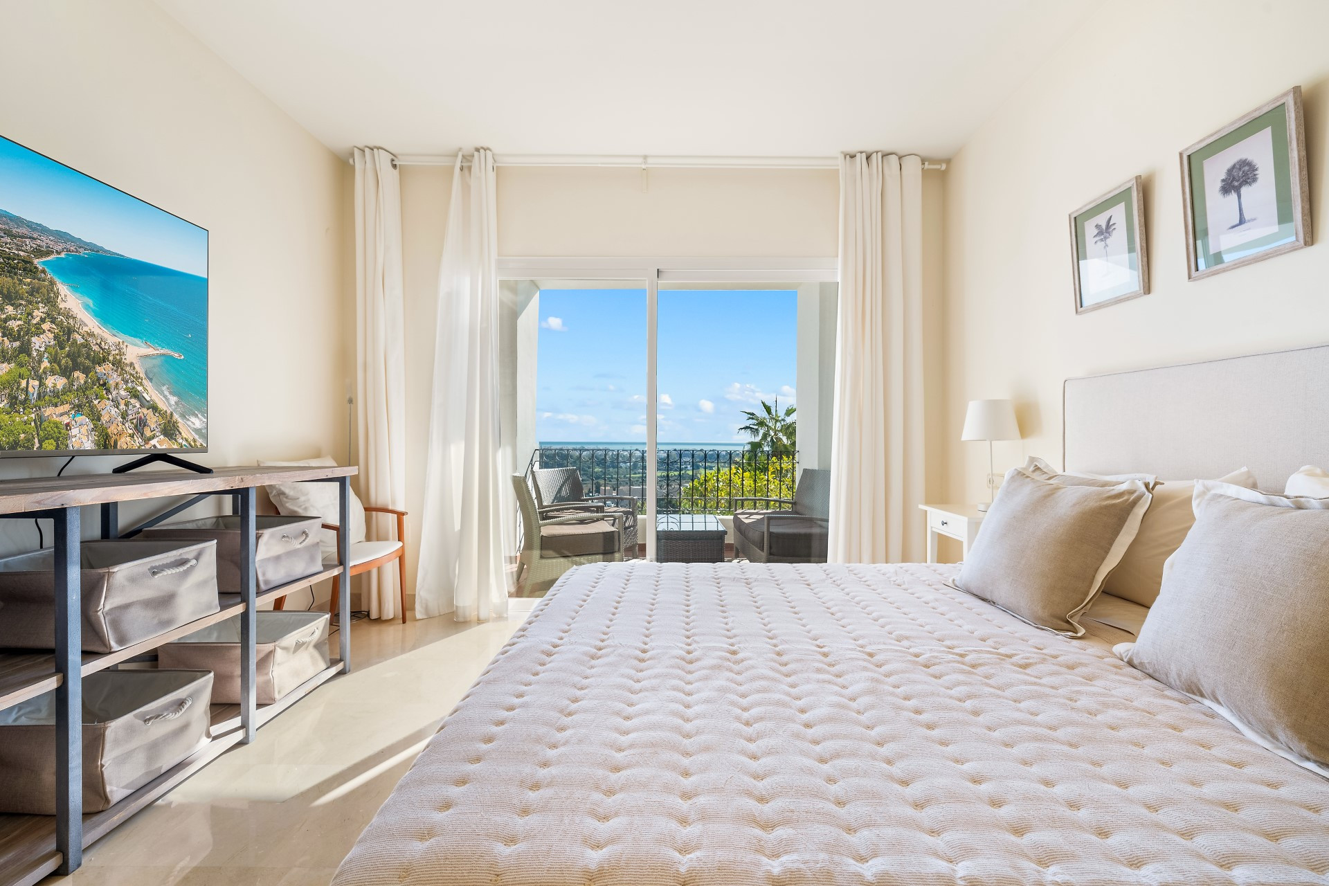 Contemporary 2 bedroom apartment with panoramic views in Lomas del Marqués, Benahavis