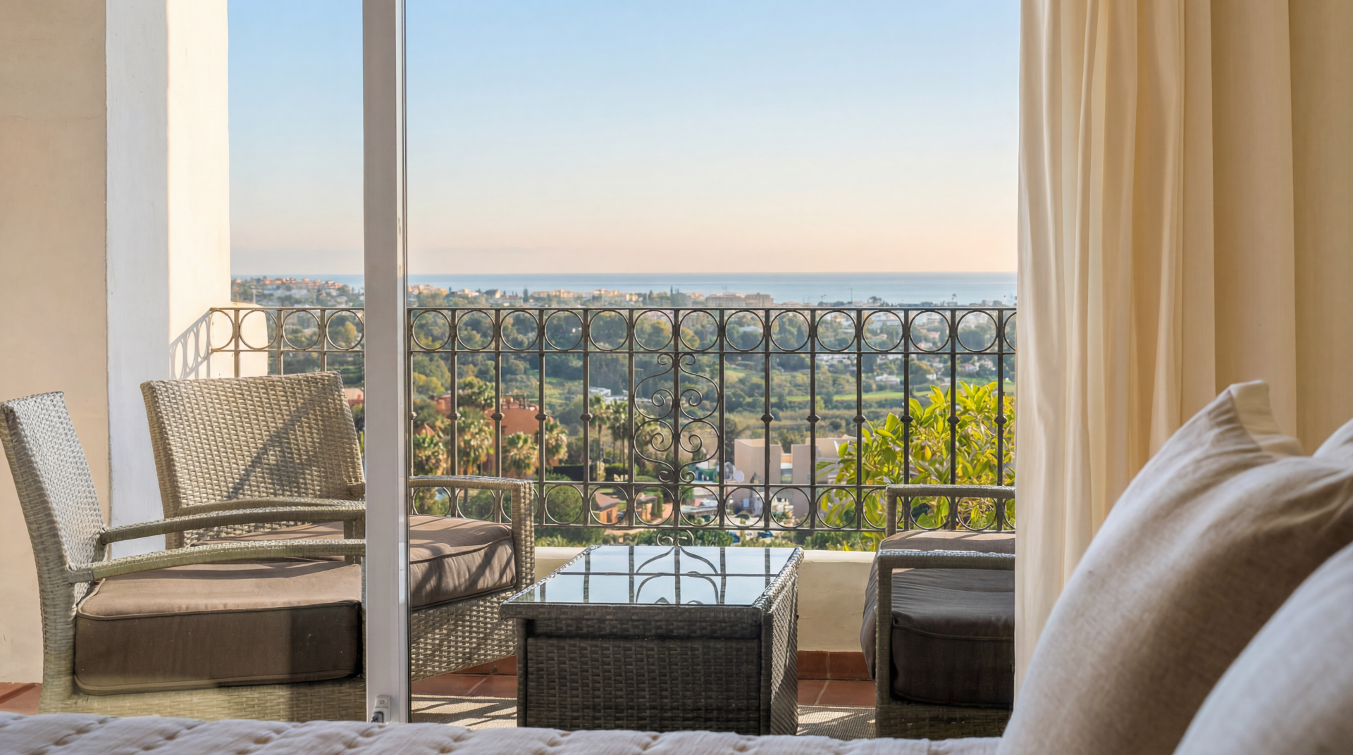 Contemporary 2 bedroom apartment with panoramic views in Lomas del Marqués, Benahavis