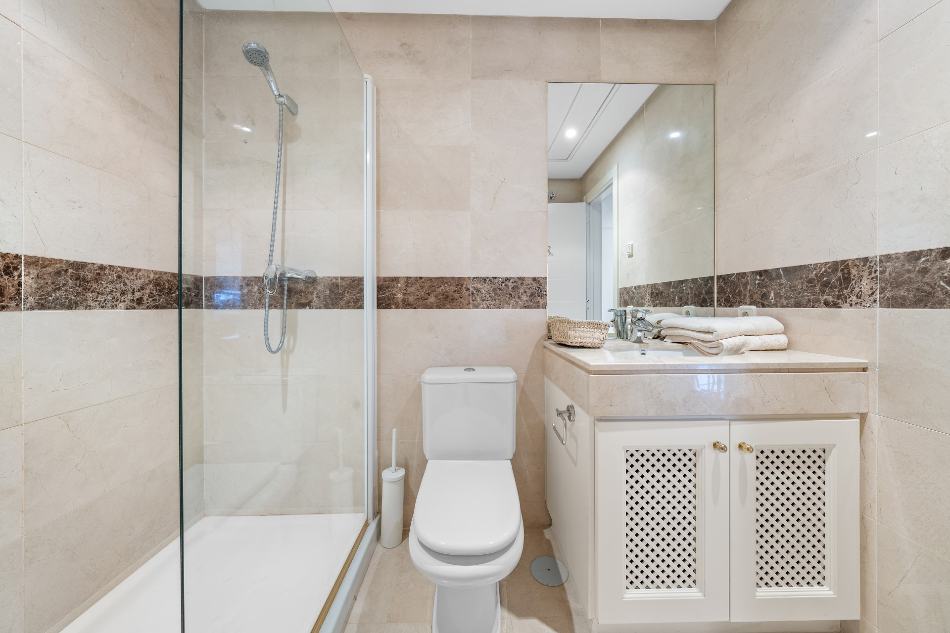 Contemporary 2 bedroom apartment with panoramic views in Lomas del Marqués, Benahavis