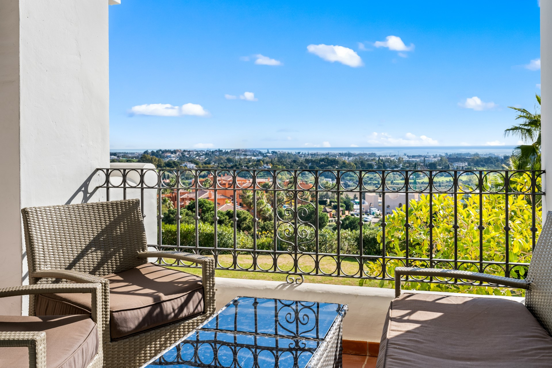 Contemporary 2 bedroom apartment with panoramic views in Lomas del Marqués, Benahavis