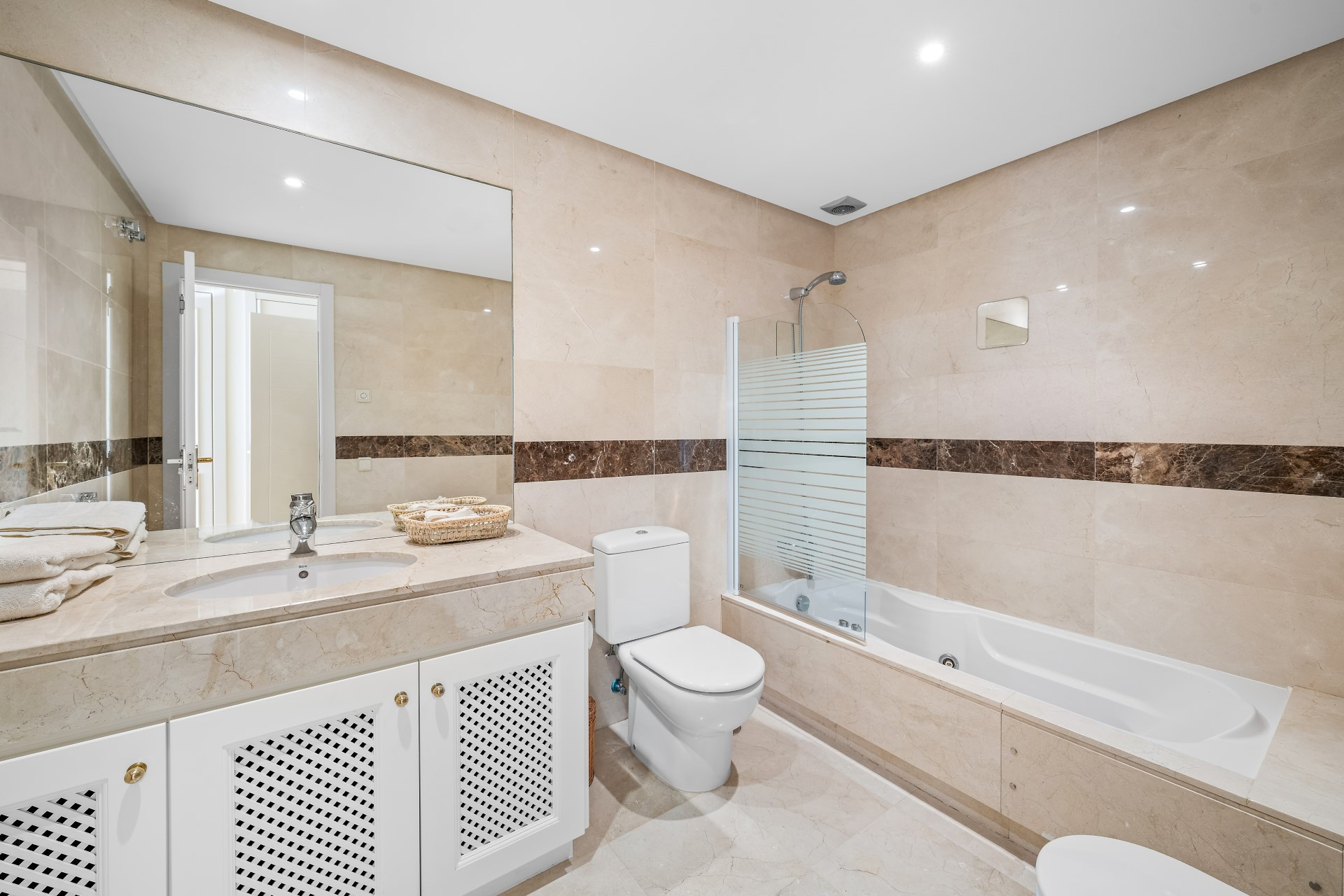 Contemporary 2 bedroom apartment with panoramic views in Lomas del Marqués, Benahavis