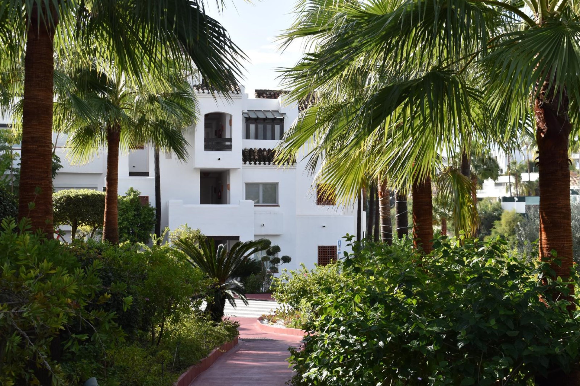 Contemporary 2 bedroom apartment with panoramic views in Lomas del Marqués, Benahavis