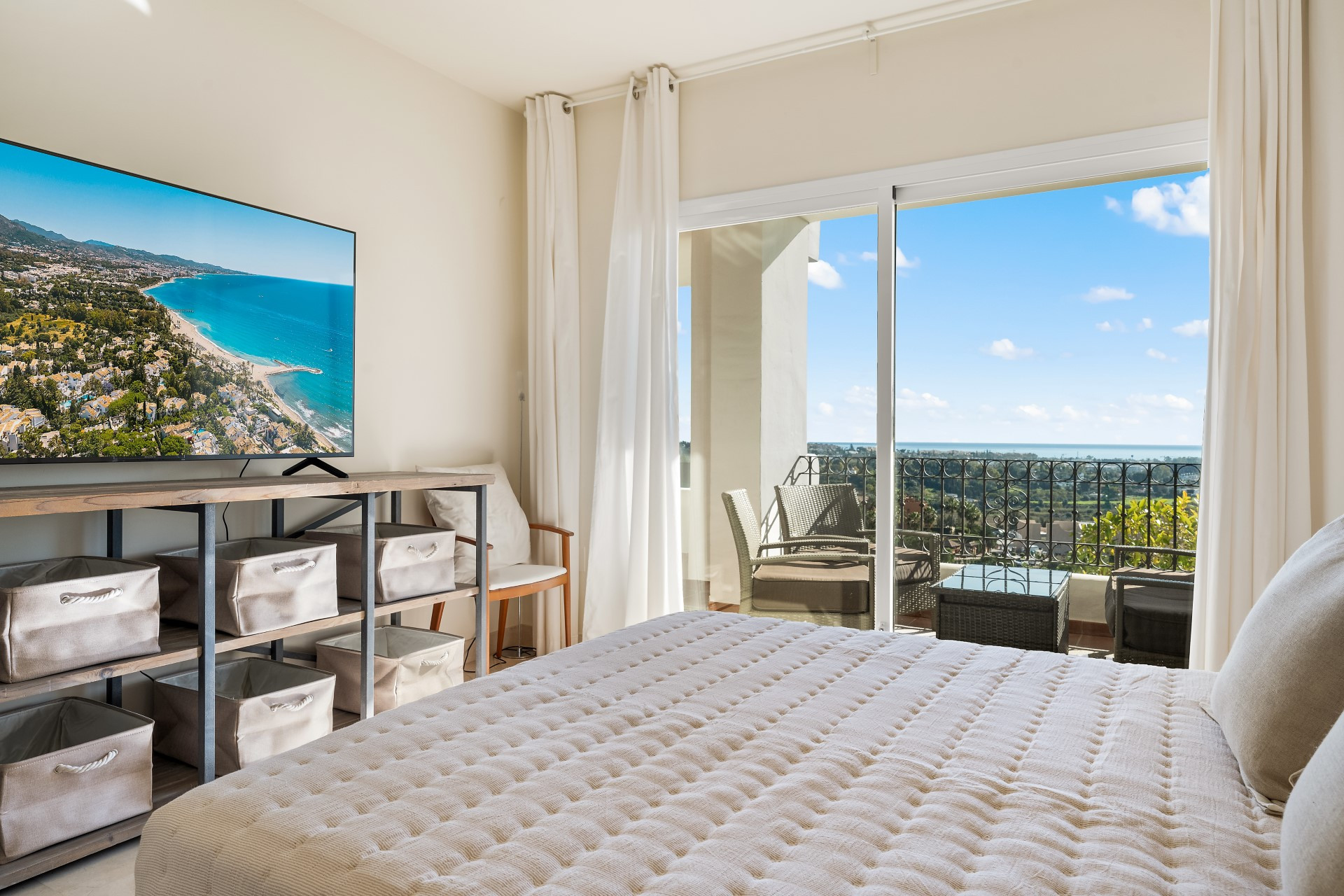 Contemporary 2 bedroom apartment with panoramic views in Lomas del Marqués, Benahavis