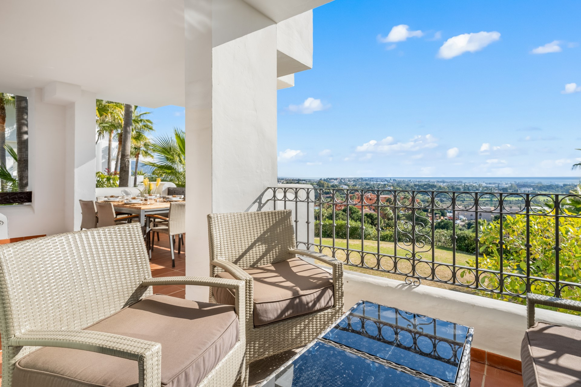 Contemporary 2 bedroom apartment with panoramic views in Lomas del Marqués, Benahavis