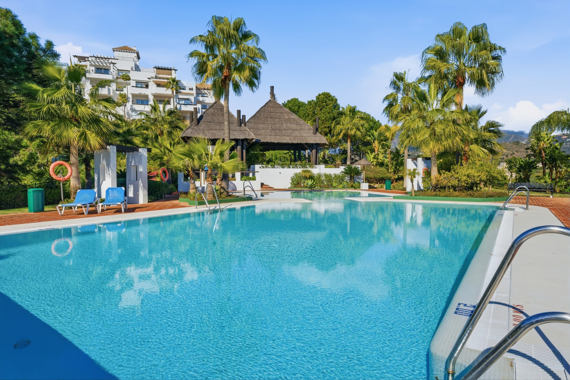 Contemporary 2 bedroom apartment with panoramic views in Lomas del Marqués, Benahavis