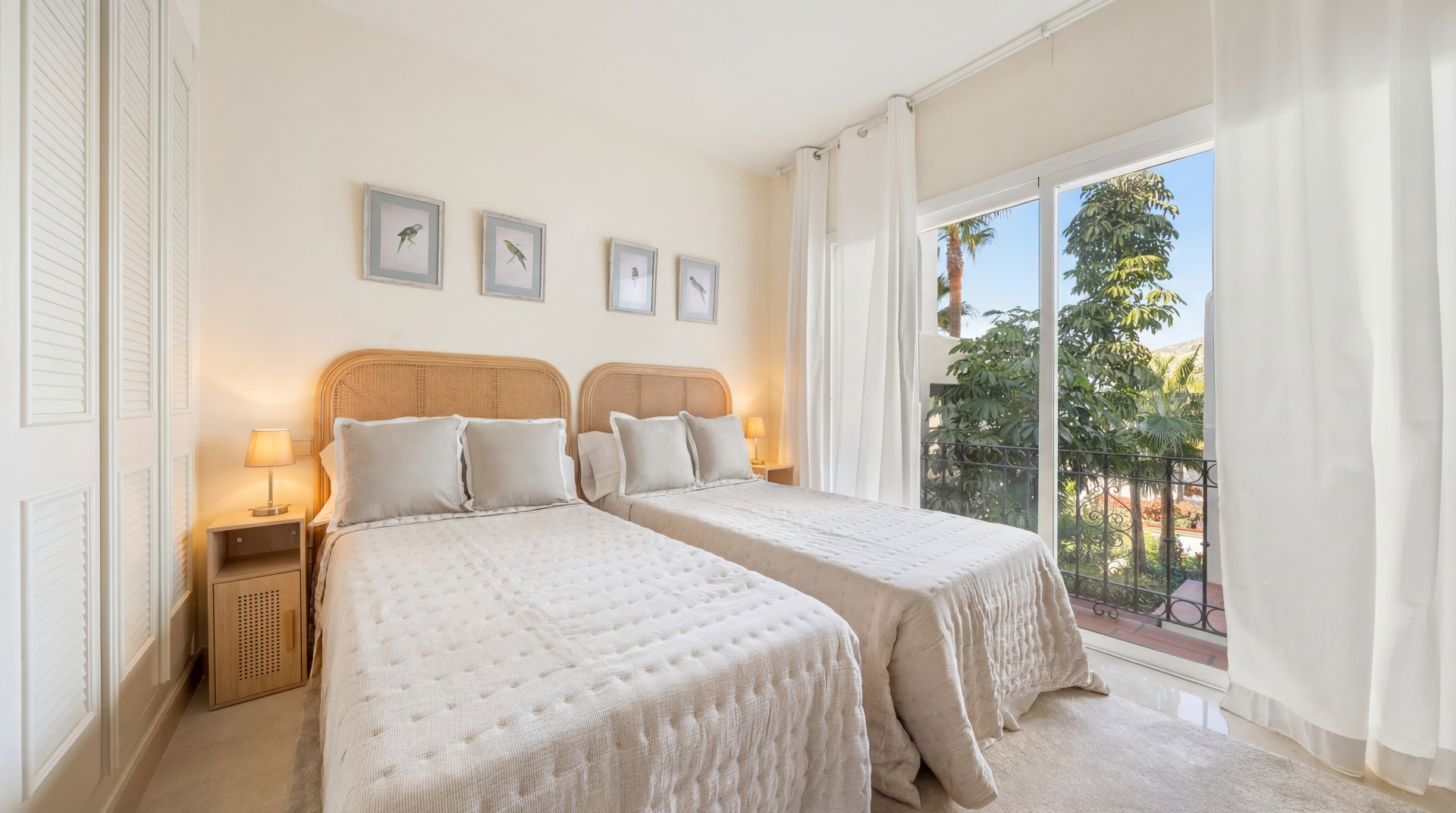 Contemporary 2 bedroom apartment with panoramic views in Lomas del Marqués, Benahavis