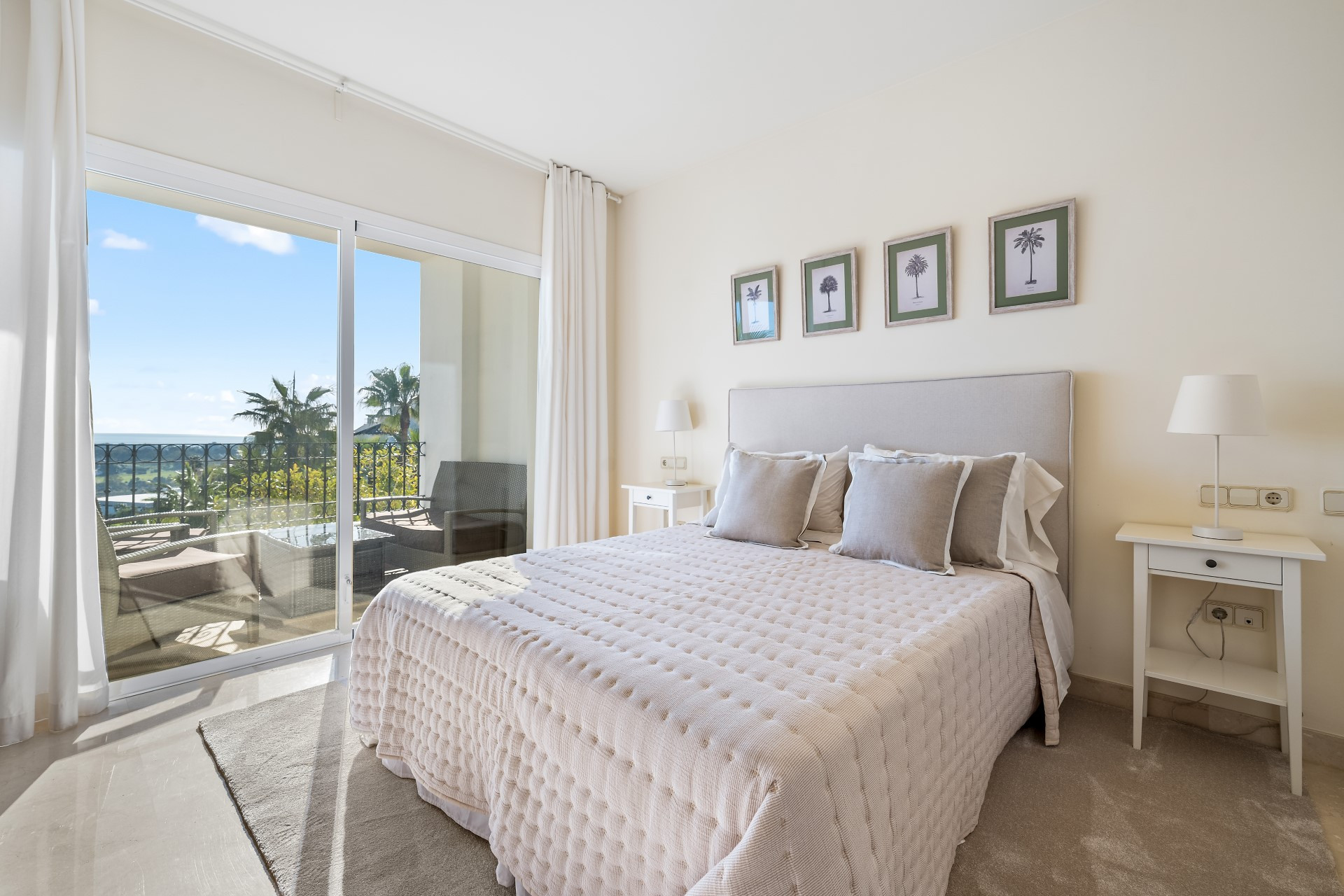 Contemporary 2 bedroom apartment with panoramic views in Lomas del Marqués, Benahavis