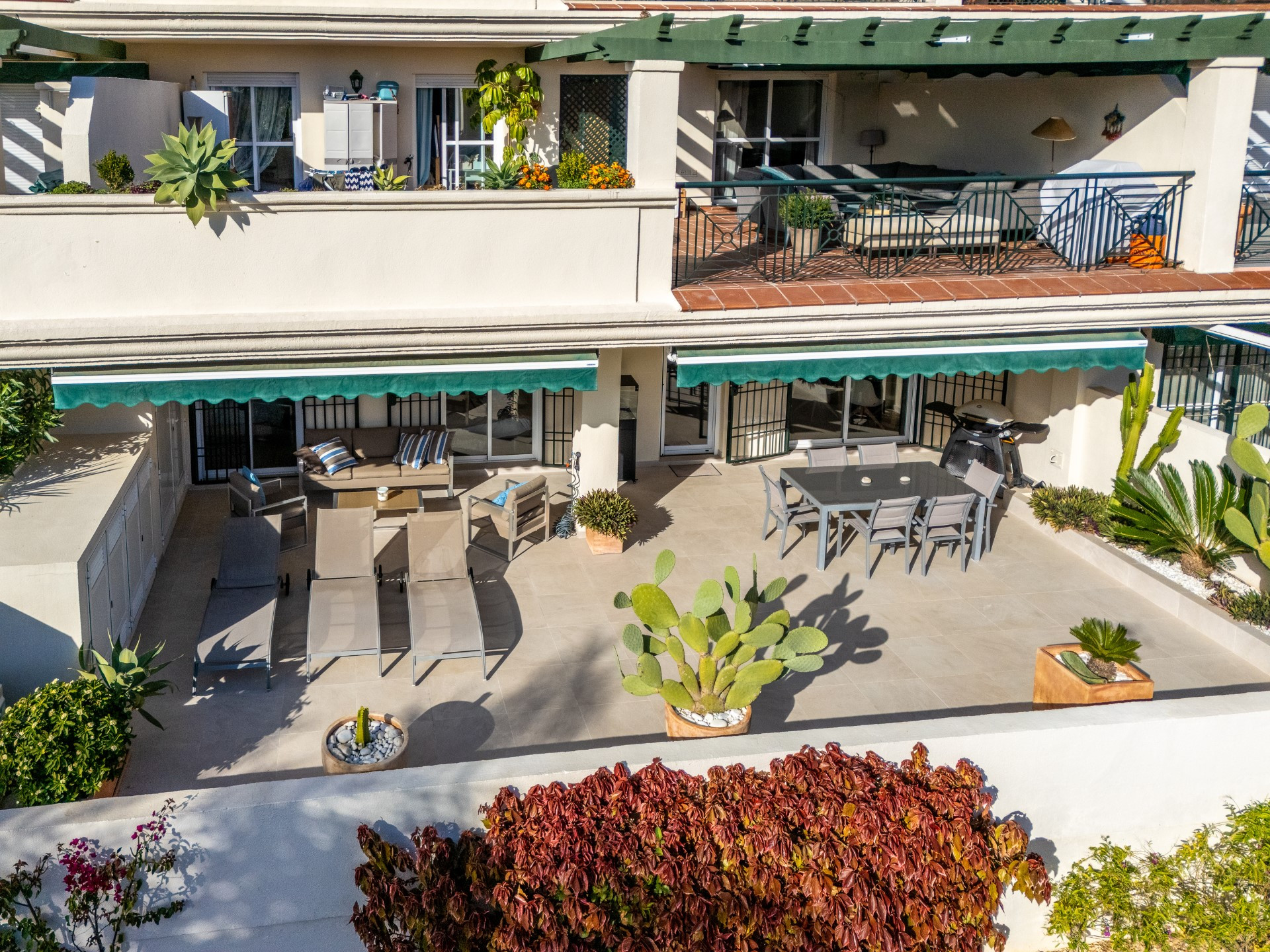 Fully renovated ground floor apartment with expansive terrace in Lorcrimar, Nueva Andalucía