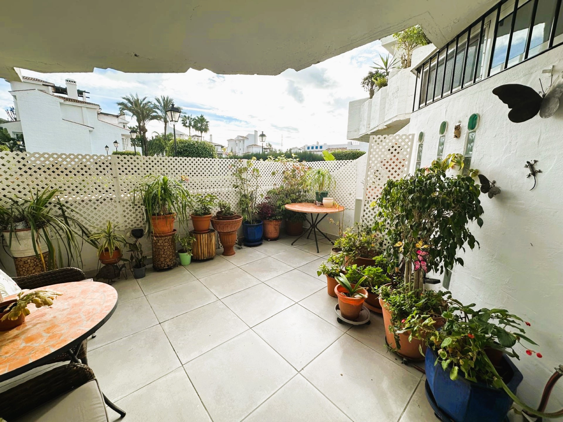 Prime location 3 bedroom ground floor apartment in Los Naranjos de Marbella