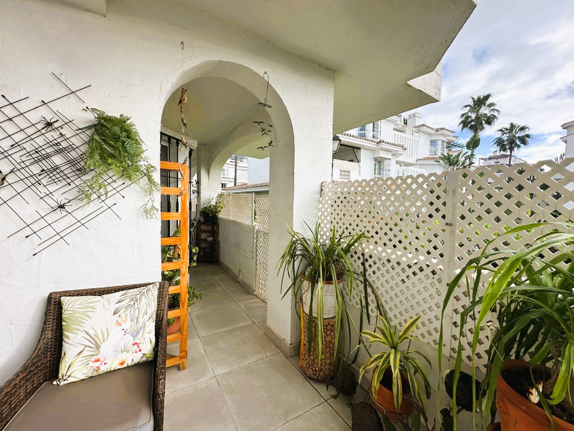 Prime location 3 bedroom ground floor apartment in Los Naranjos de Marbella