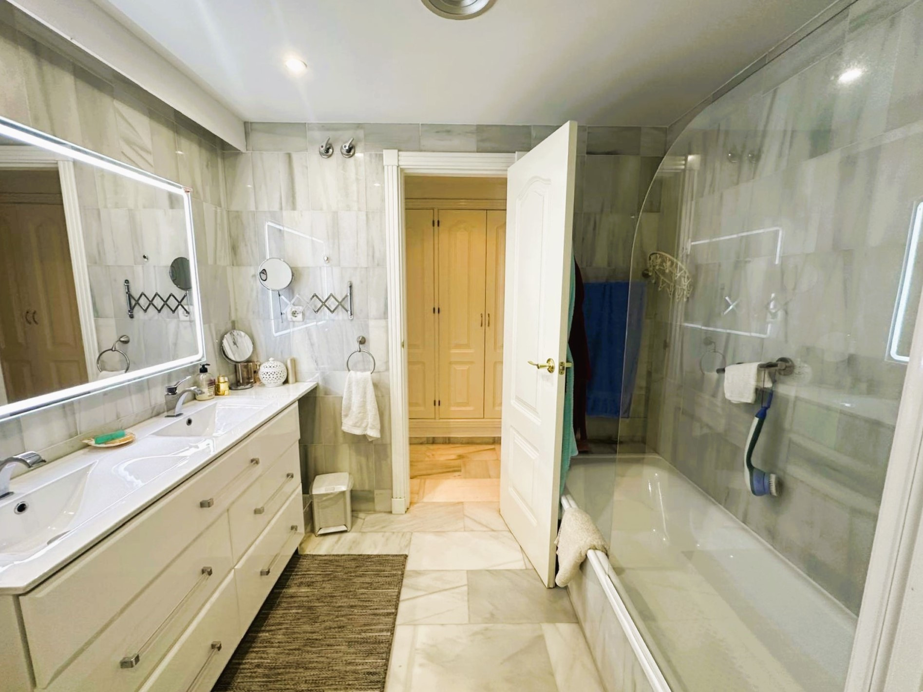 Prime location 3 bedroom ground floor apartment in Los Naranjos de Marbella