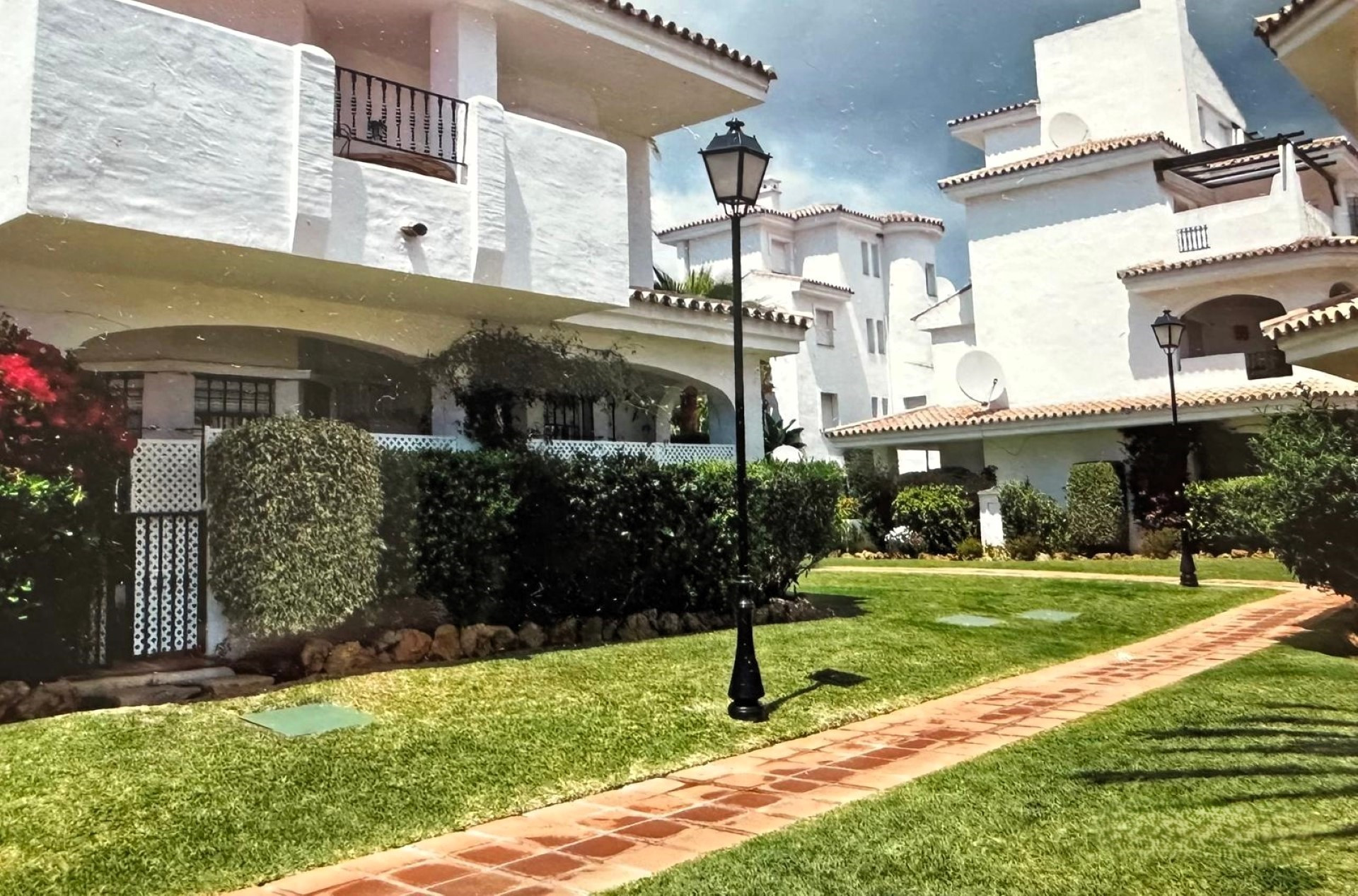 Prime location 3 bedroom ground floor apartment in Los Naranjos de Marbella