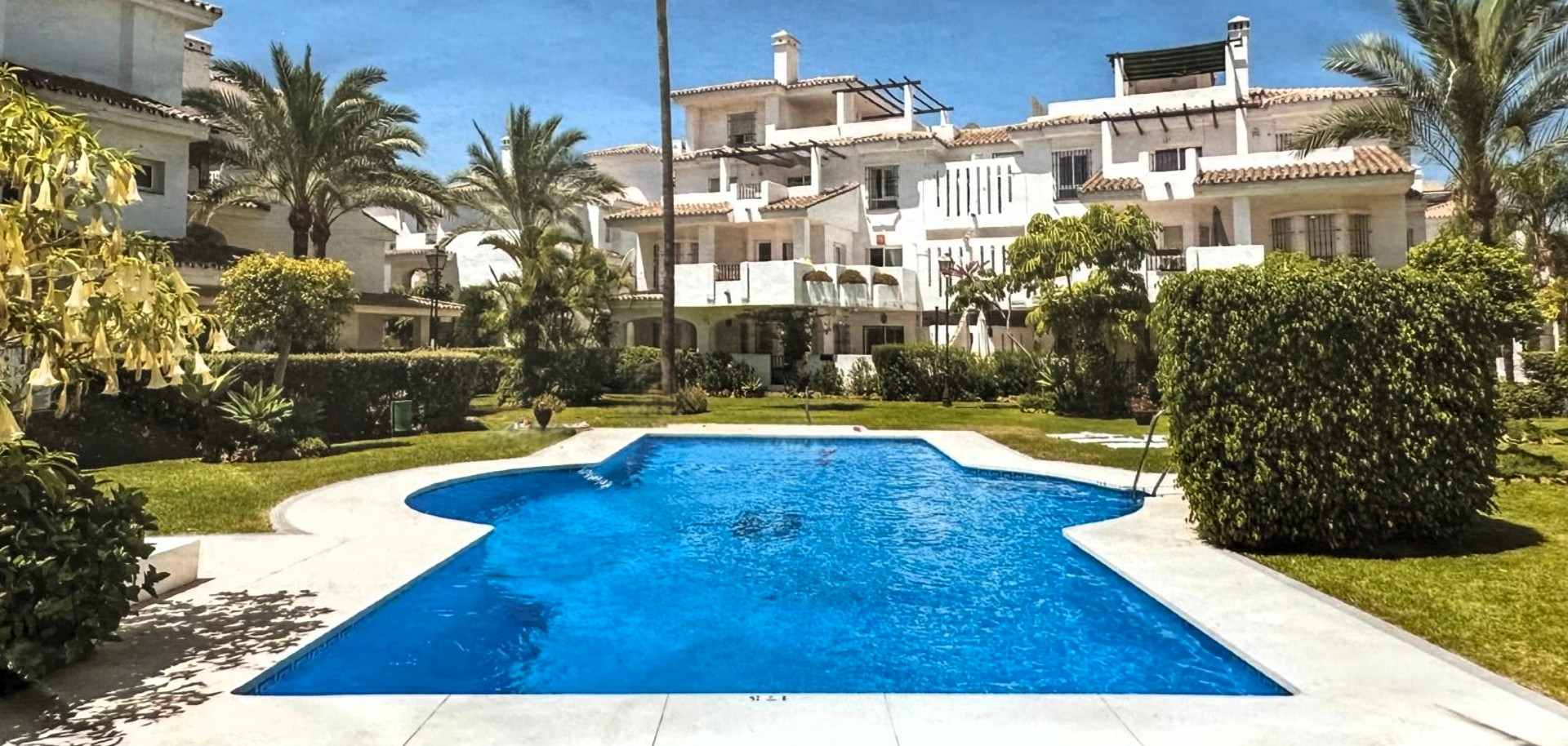 Prime location 3 bedroom ground floor apartment in Los Naranjos de Marbella