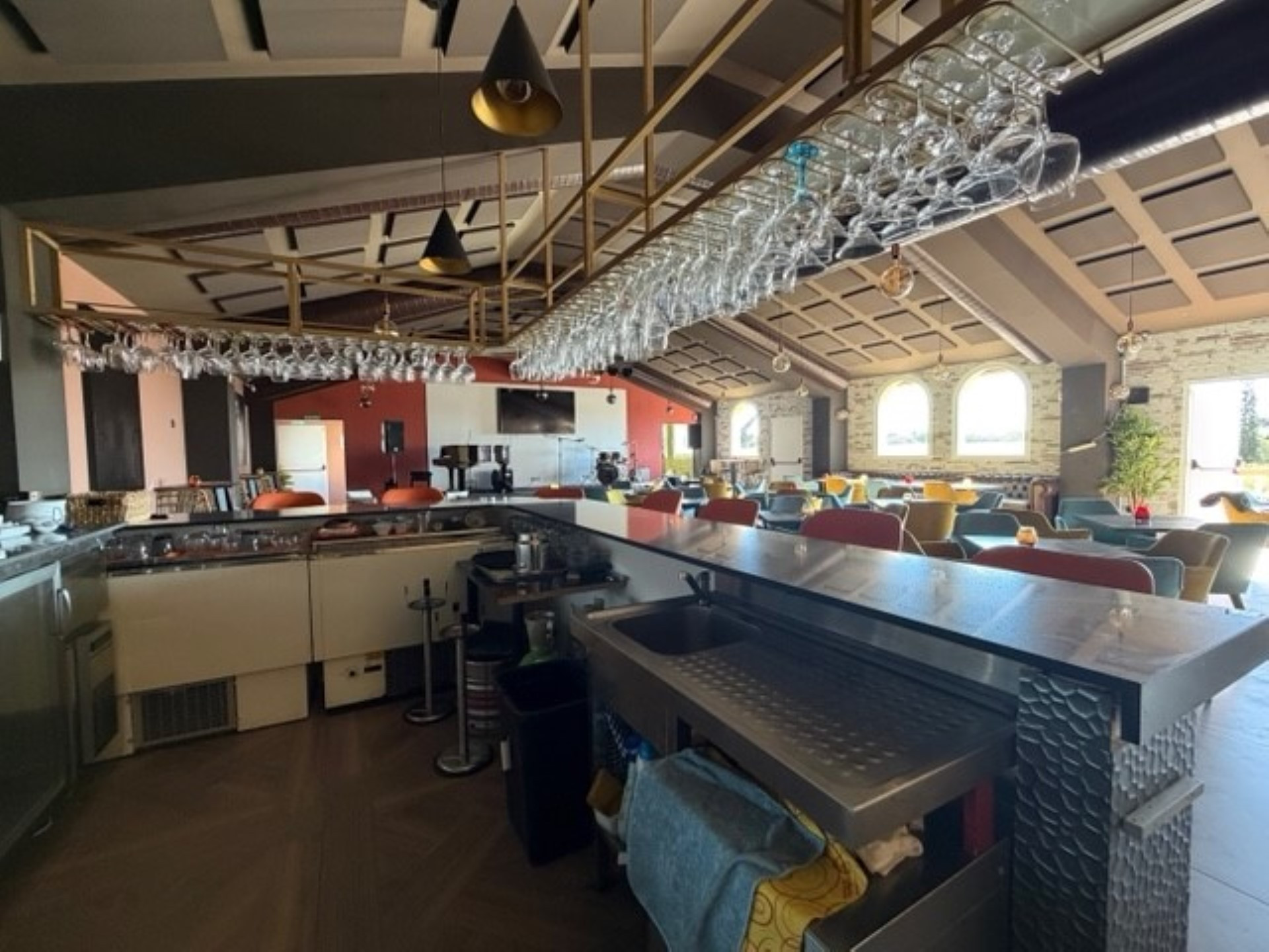 Spacious premises with restaurant and music license in Benavista, Estepona