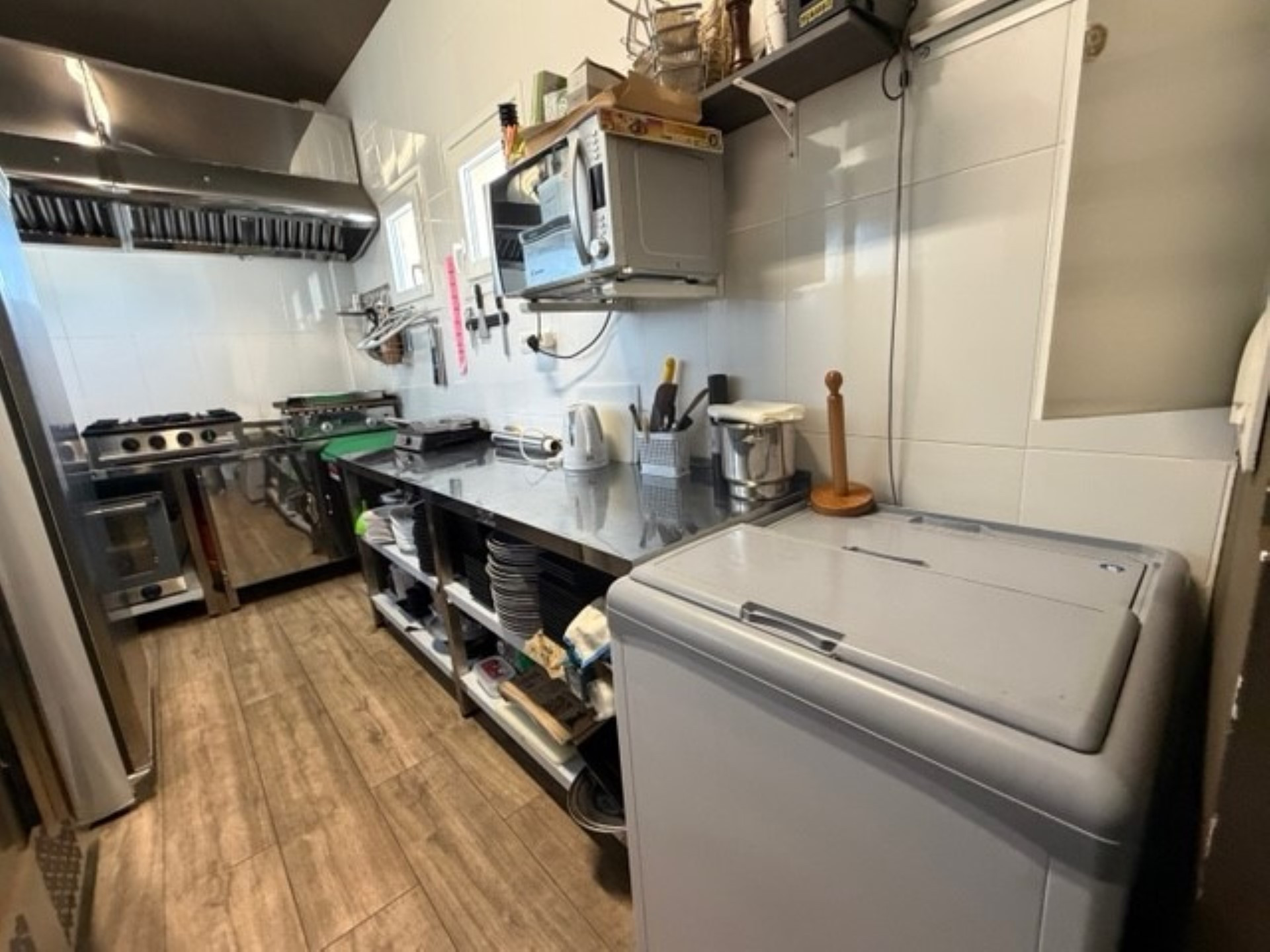 Spacious premises with restaurant and music license in Benavista, Estepona