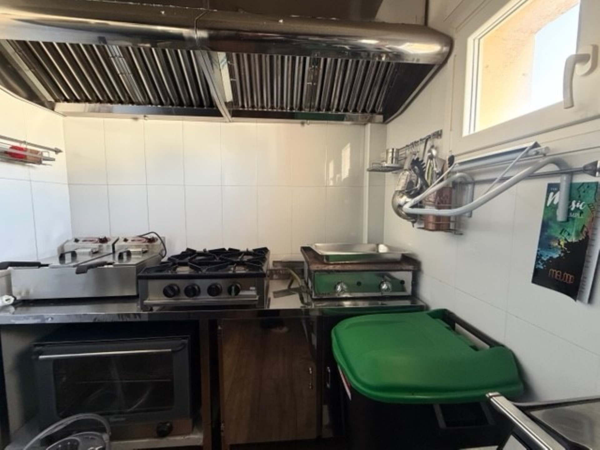 Spacious premises with restaurant and music license in Benavista, Estepona