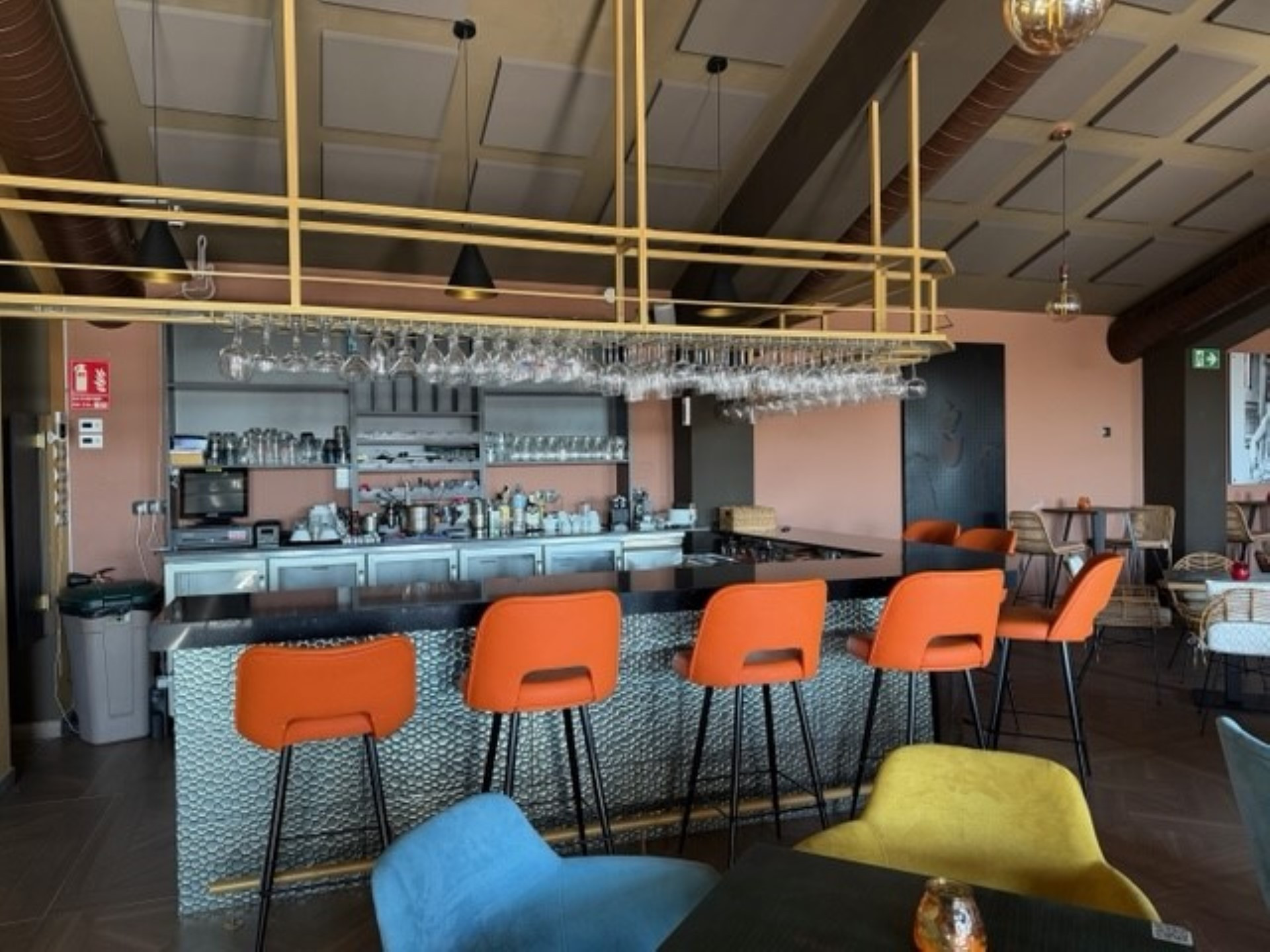 Spacious premises with restaurant and music license in Benavista, Estepona