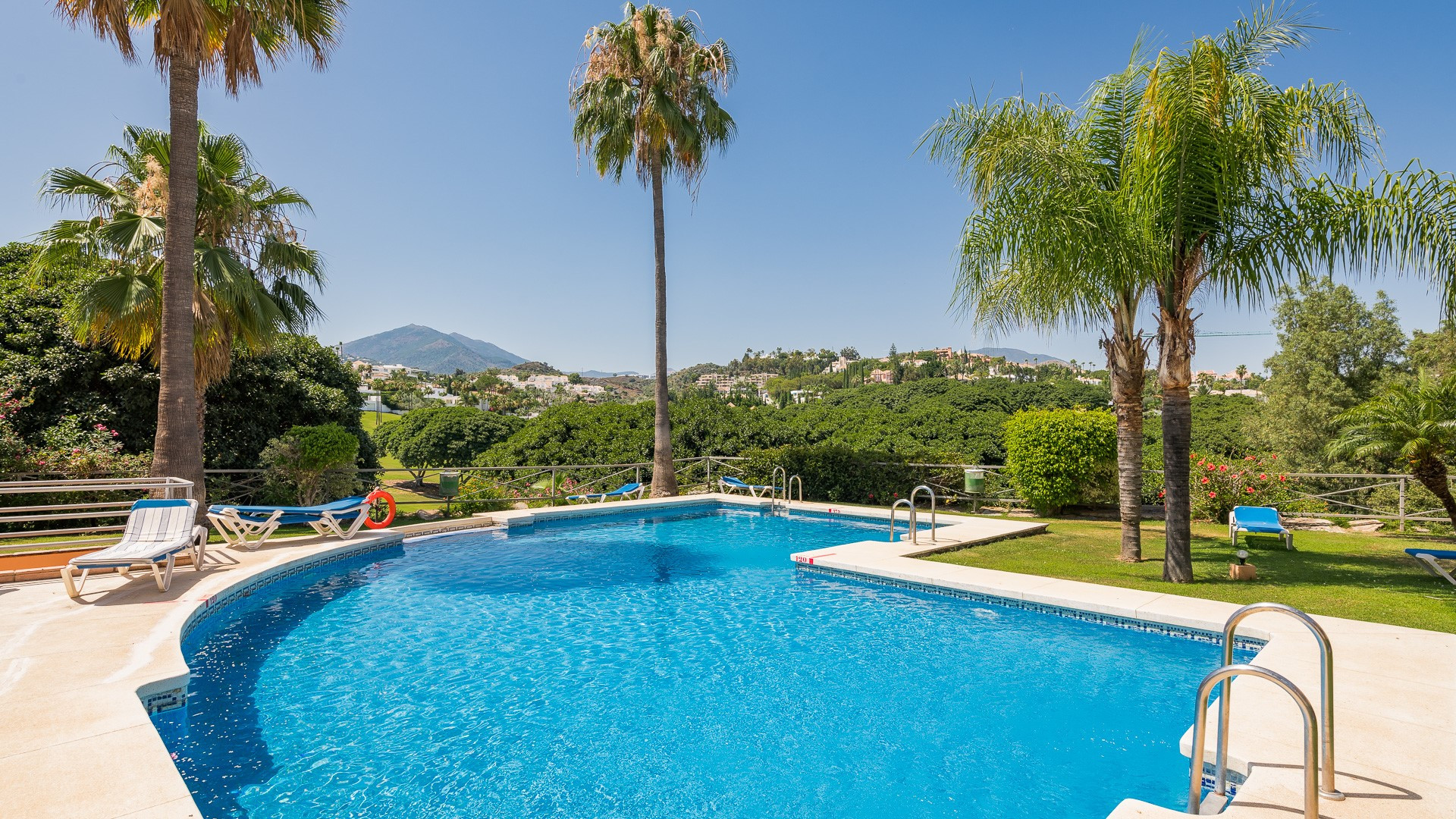 Apartamento en primera línea de golf en Lorcrigolf, Nueva Andalucía