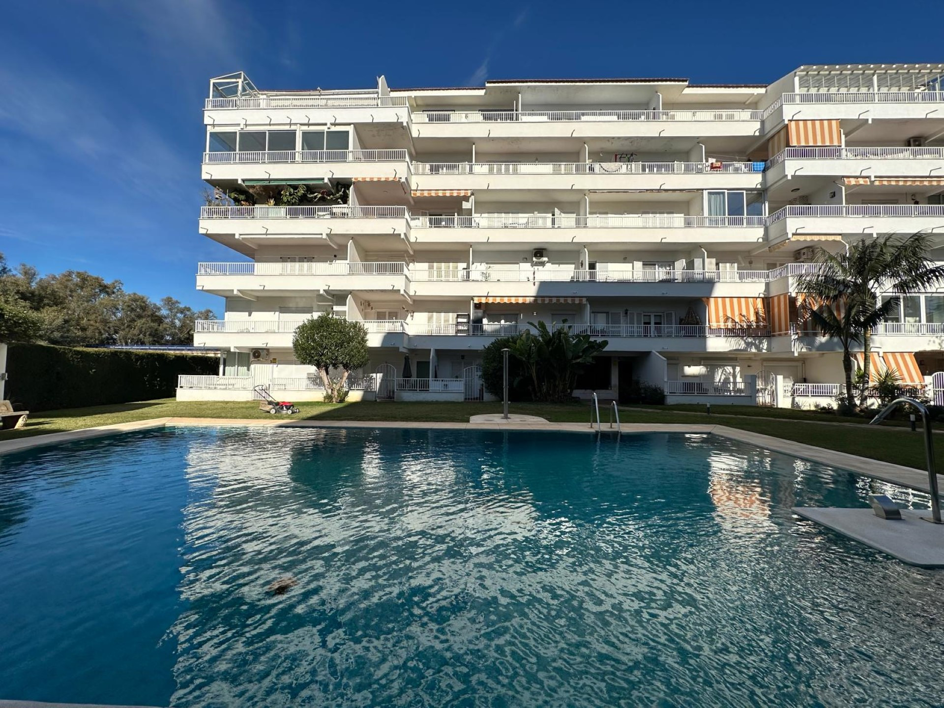 Ático de 2 dormitorios junto a la playa en Rio Verde Playa, Milla de Oro de Marbella