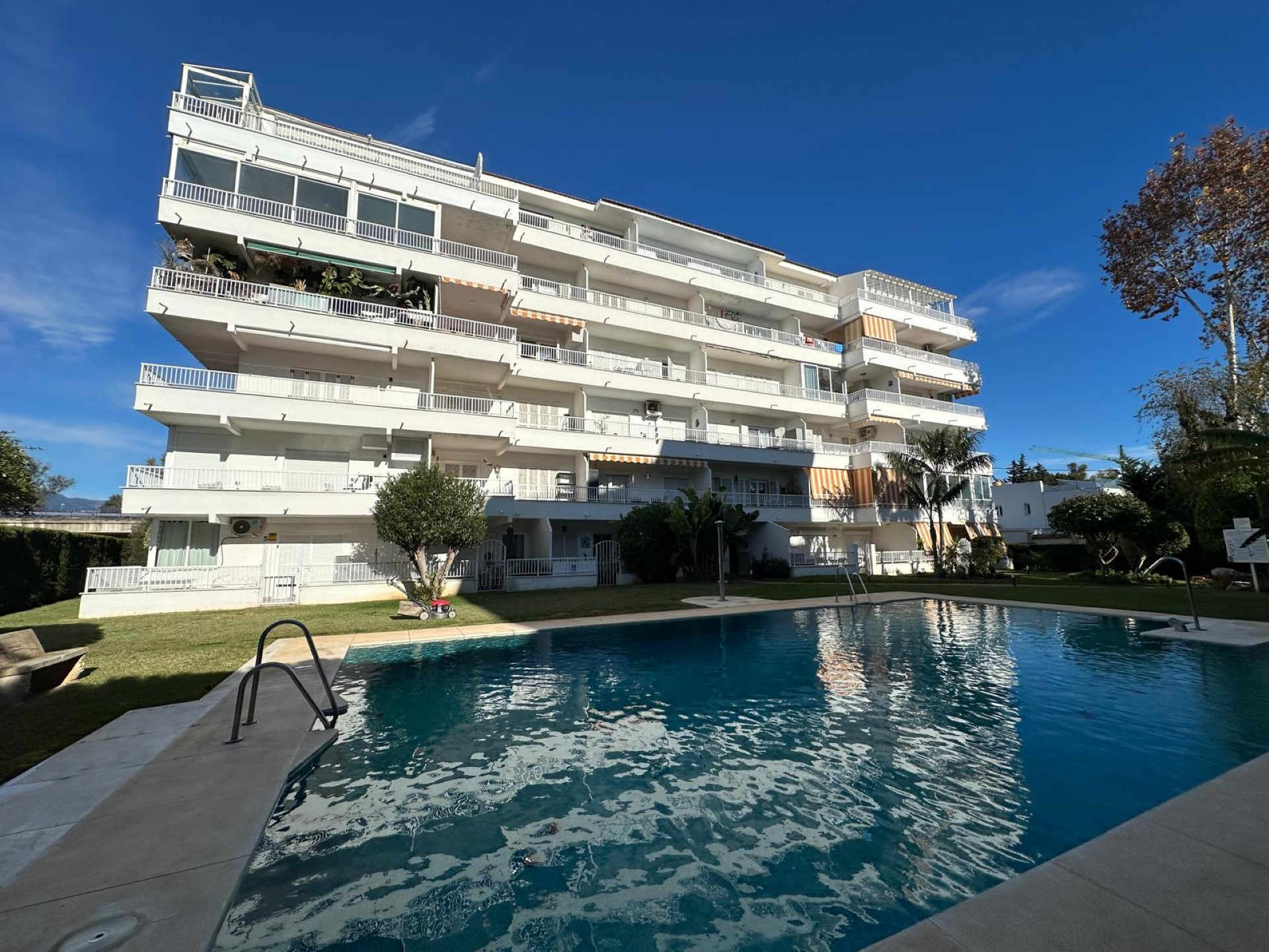 Ático de 2 dormitorios junto a la playa en Rio Verde Playa, Milla de Oro de Marbella