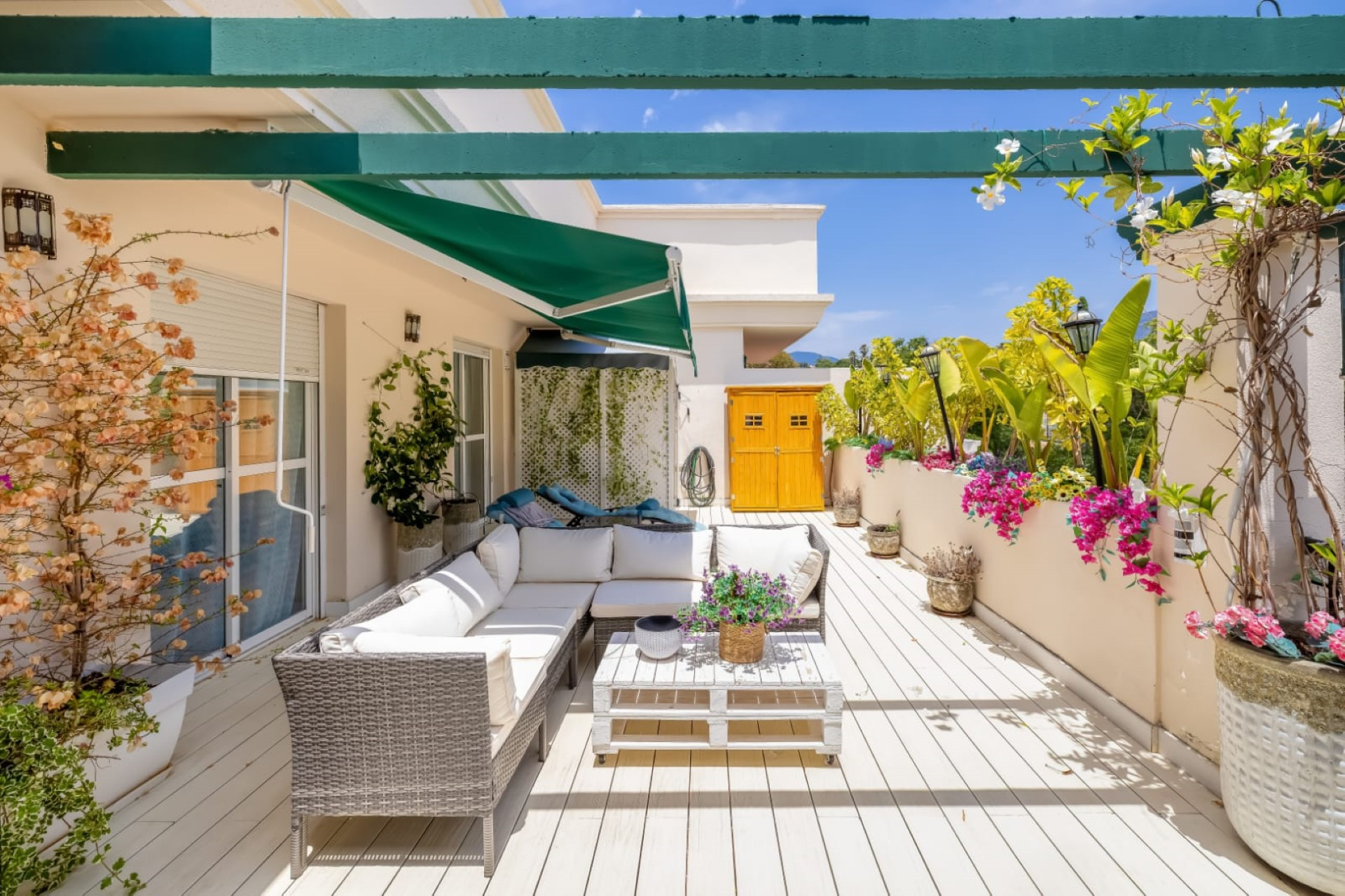 Apartamento contemporáneo de 2 dormitorios con amplia terraza en Lorcrimar, Nueva Andalucía