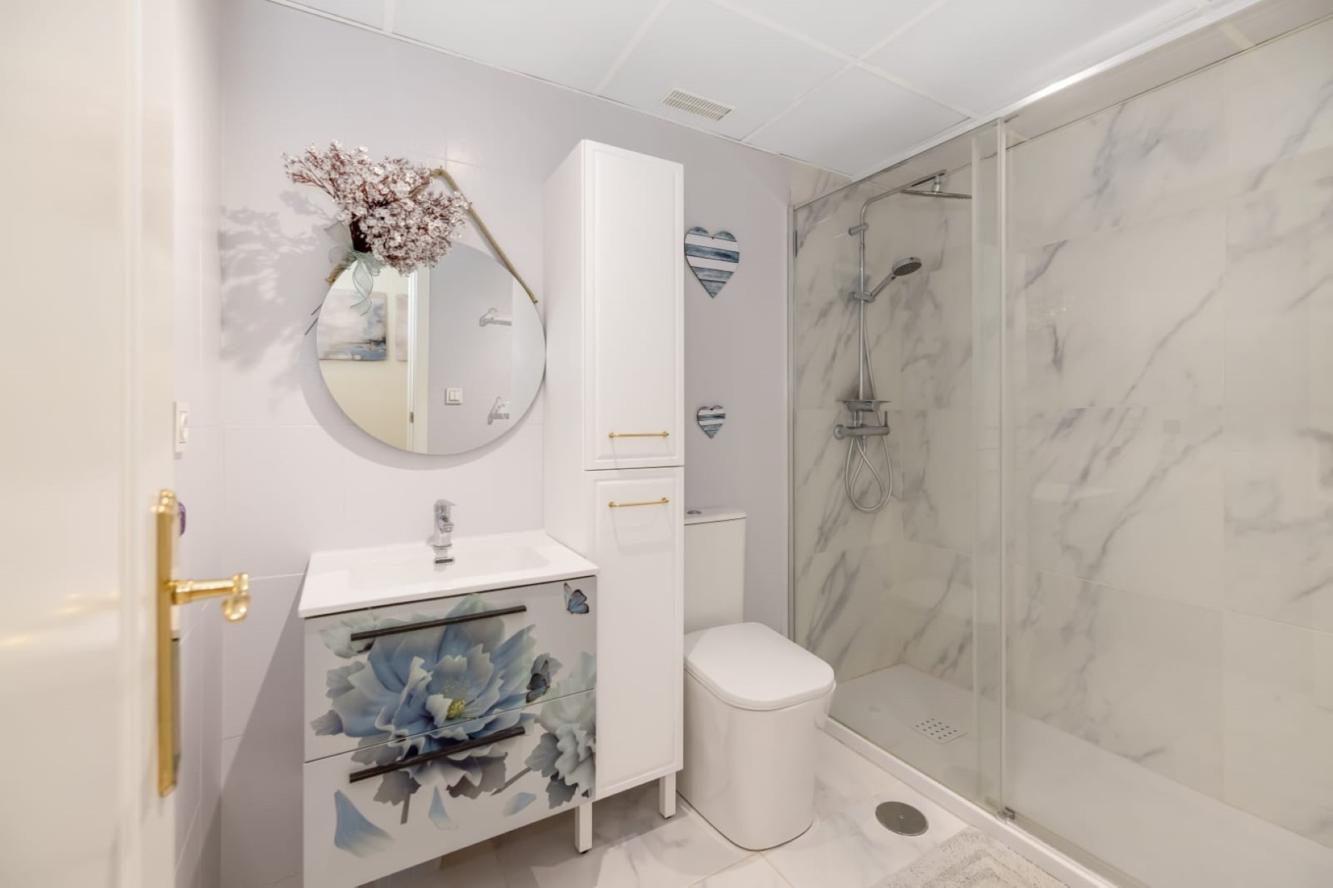 Apartamento contemporáneo de 2 dormitorios con amplia terraza en Lorcrimar, Nueva Andalucía