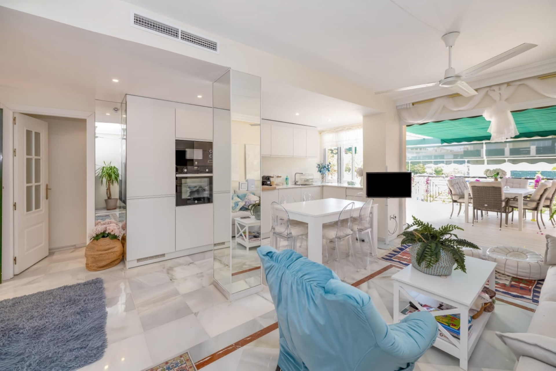 Apartamento contemporáneo de 2 dormitorios con amplia terraza en Lorcrimar, Nueva Andalucía