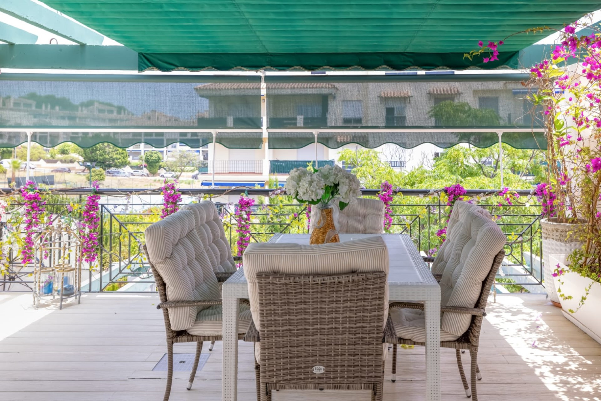 Apartamento contemporáneo de 2 dormitorios con amplia terraza en Lorcrimar, Nueva Andalucía