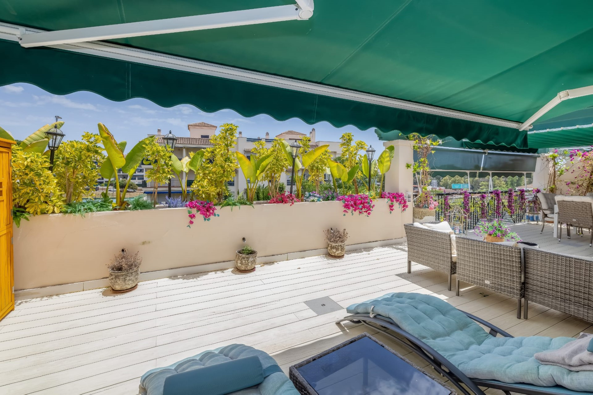 Apartamento contemporáneo de 2 dormitorios con amplia terraza en Lorcrimar, Nueva Andalucía