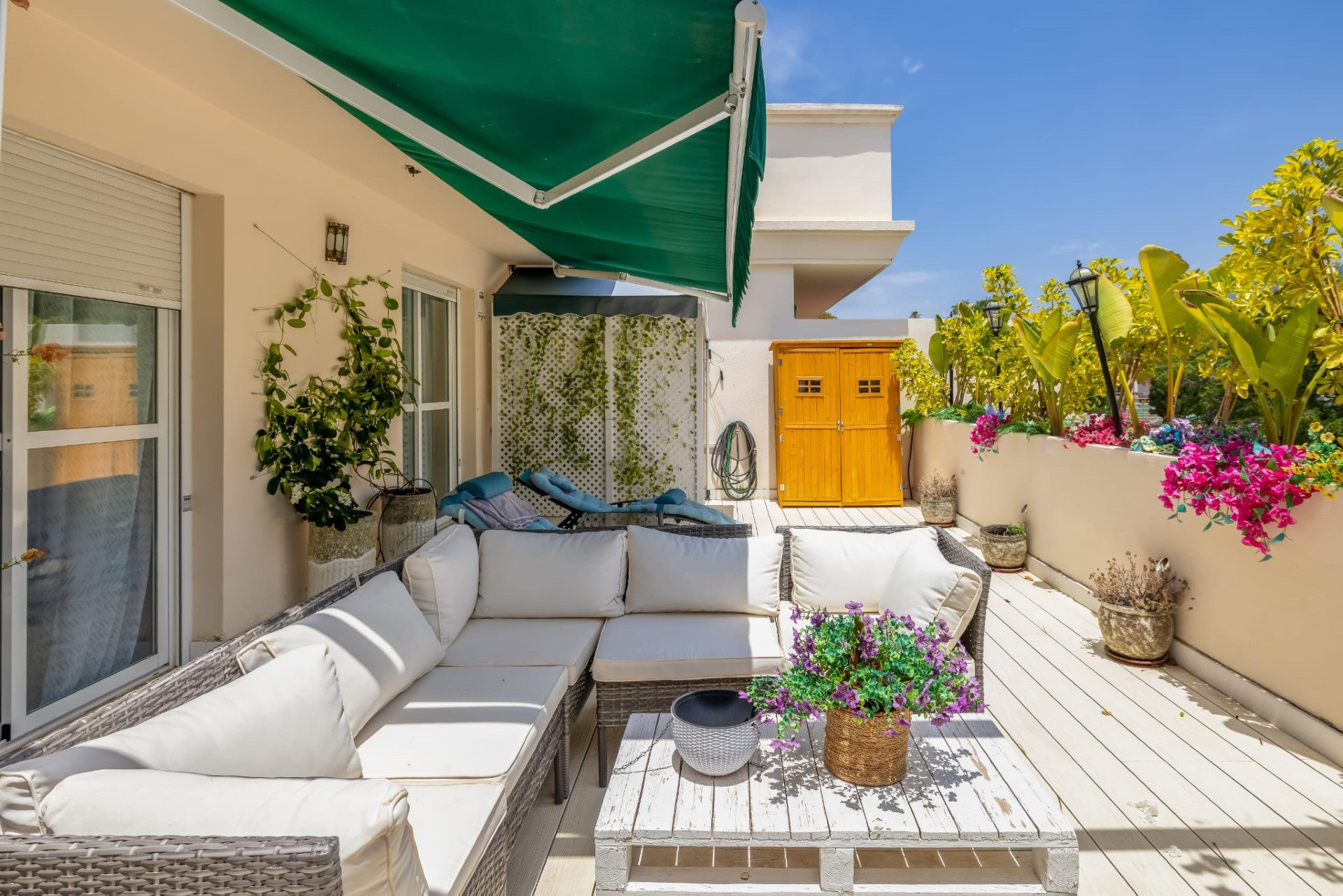 Apartamento contemporáneo de 2 dormitorios con amplia terraza en Lorcrimar, Nueva Andalucía