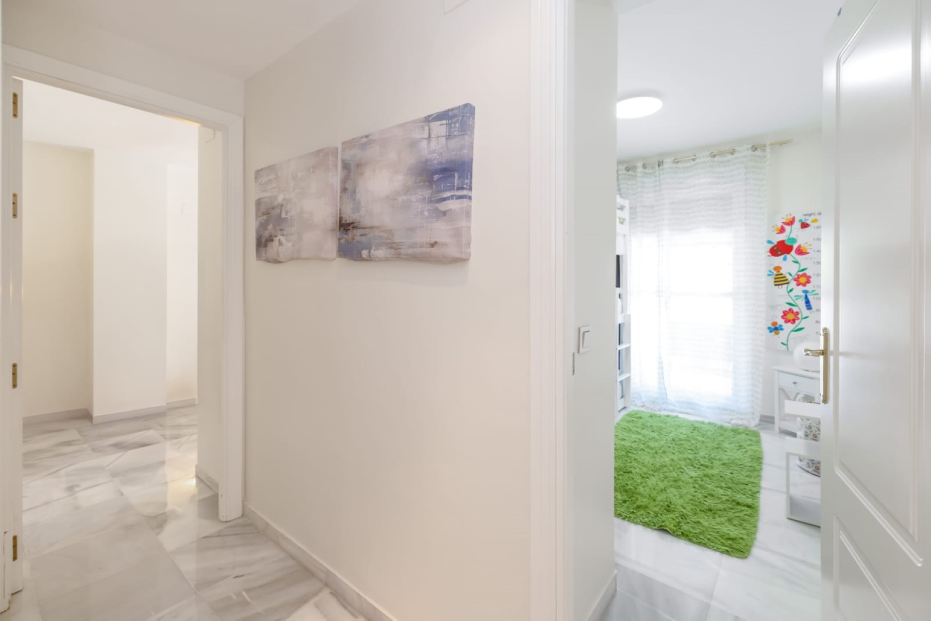 Apartamento contemporáneo de 2 dormitorios con amplia terraza en Lorcrimar, Nueva Andalucía
