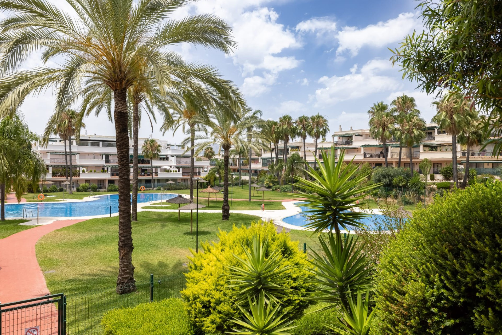 Apartamento contemporáneo de 2 dormitorios con amplia terraza en Lorcrimar, Nueva Andalucía