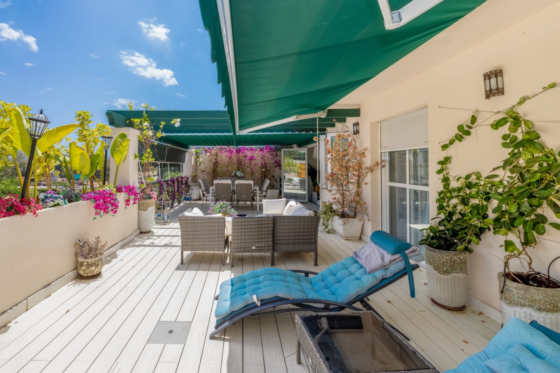 Apartamento contemporáneo de 2 dormitorios con amplia terraza en Lorcrimar, Nueva Andalucía