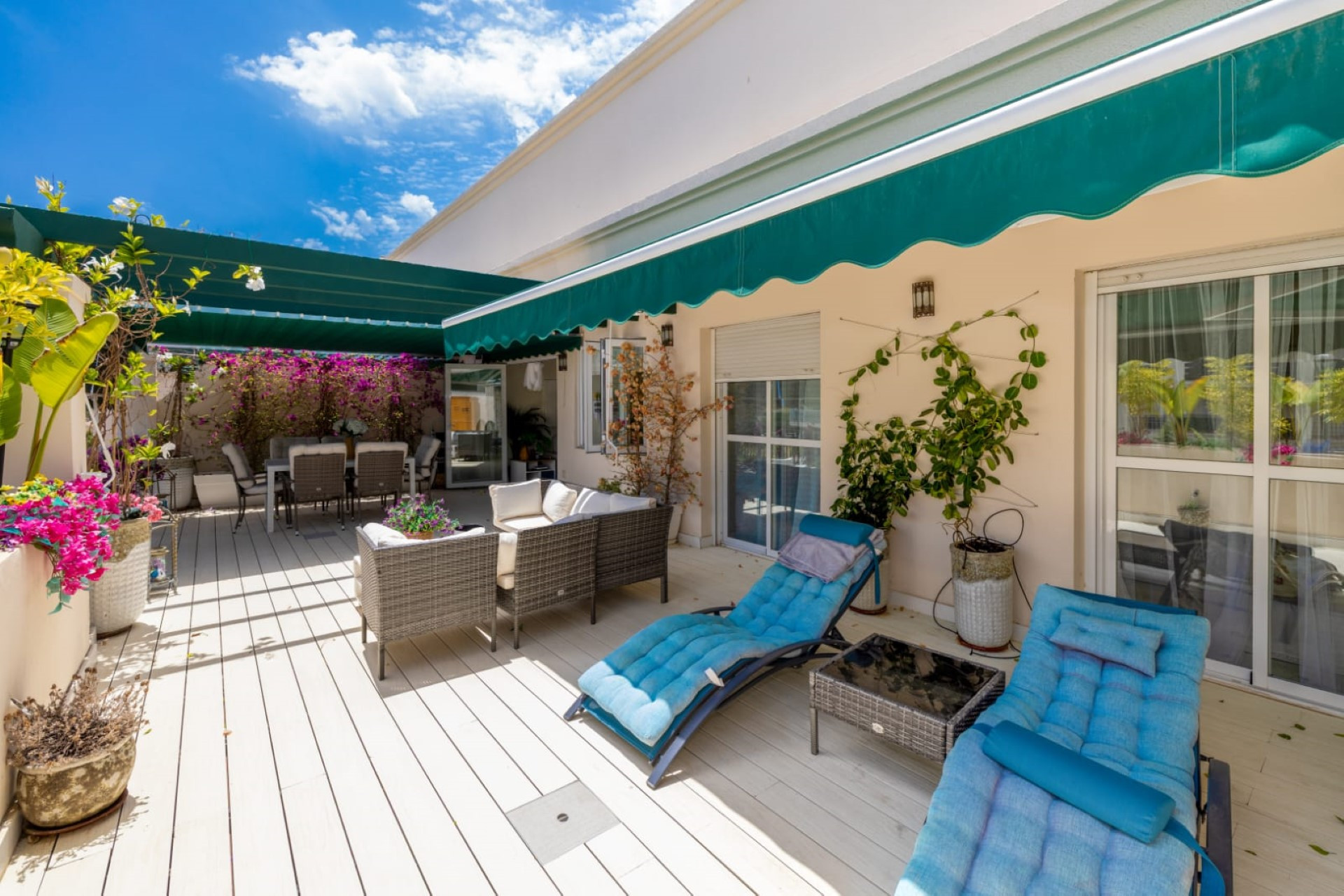 Apartamento contemporáneo de 2 dormitorios con amplia terraza en Lorcrimar, Nueva Andalucía