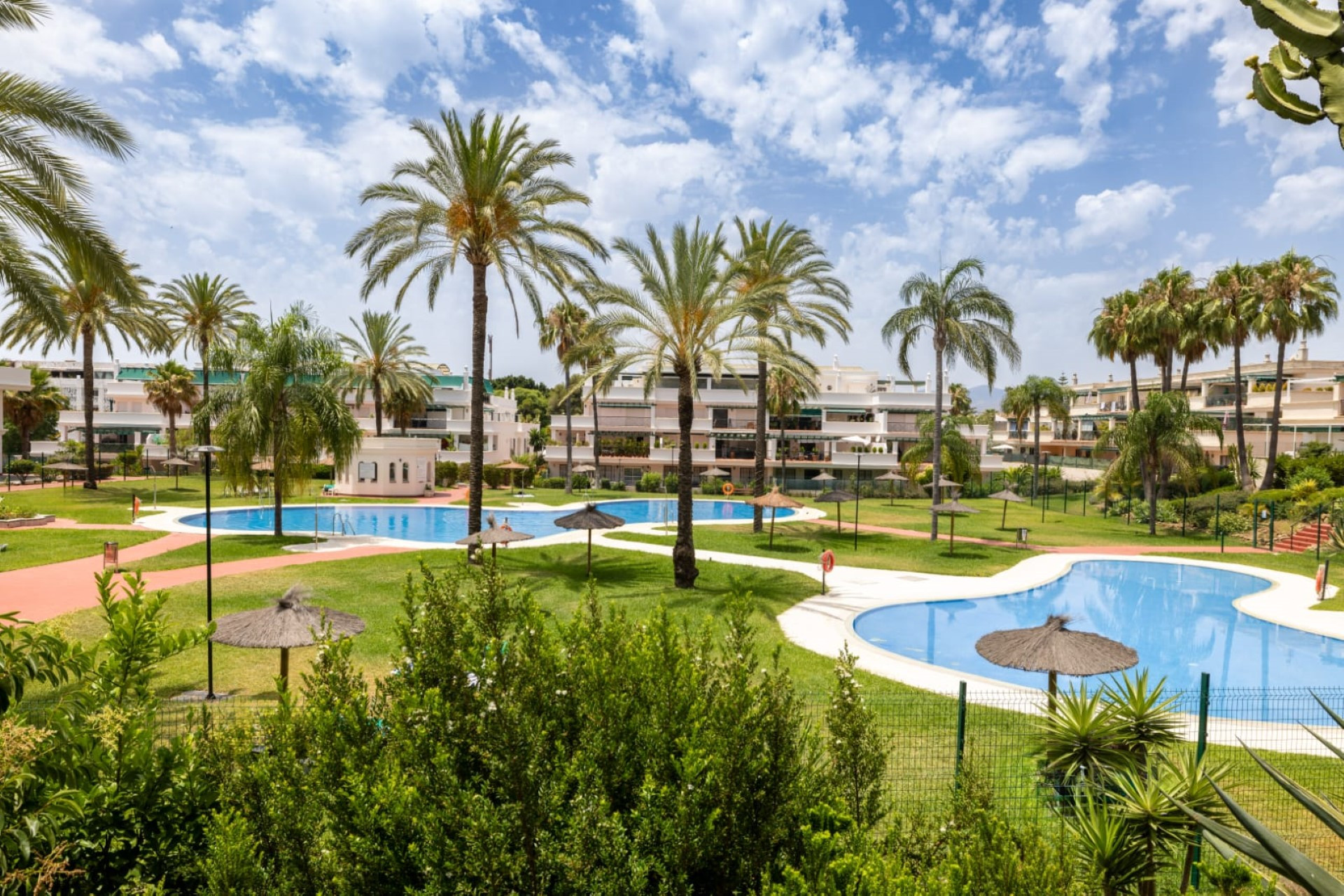 Apartamento contemporáneo de 2 dormitorios con amplia terraza en Lorcrimar, Nueva Andalucía