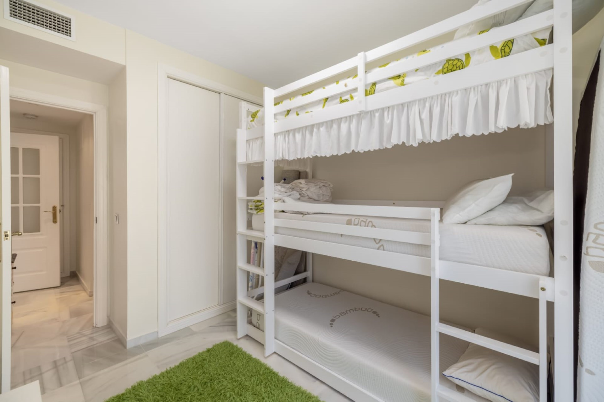 Apartamento contemporáneo de 2 dormitorios con amplia terraza en Lorcrimar, Nueva Andalucía