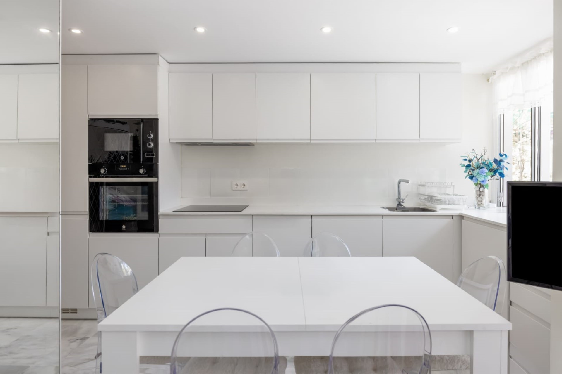Apartamento contemporáneo de 2 dormitorios con amplia terraza en Lorcrimar, Nueva Andalucía
