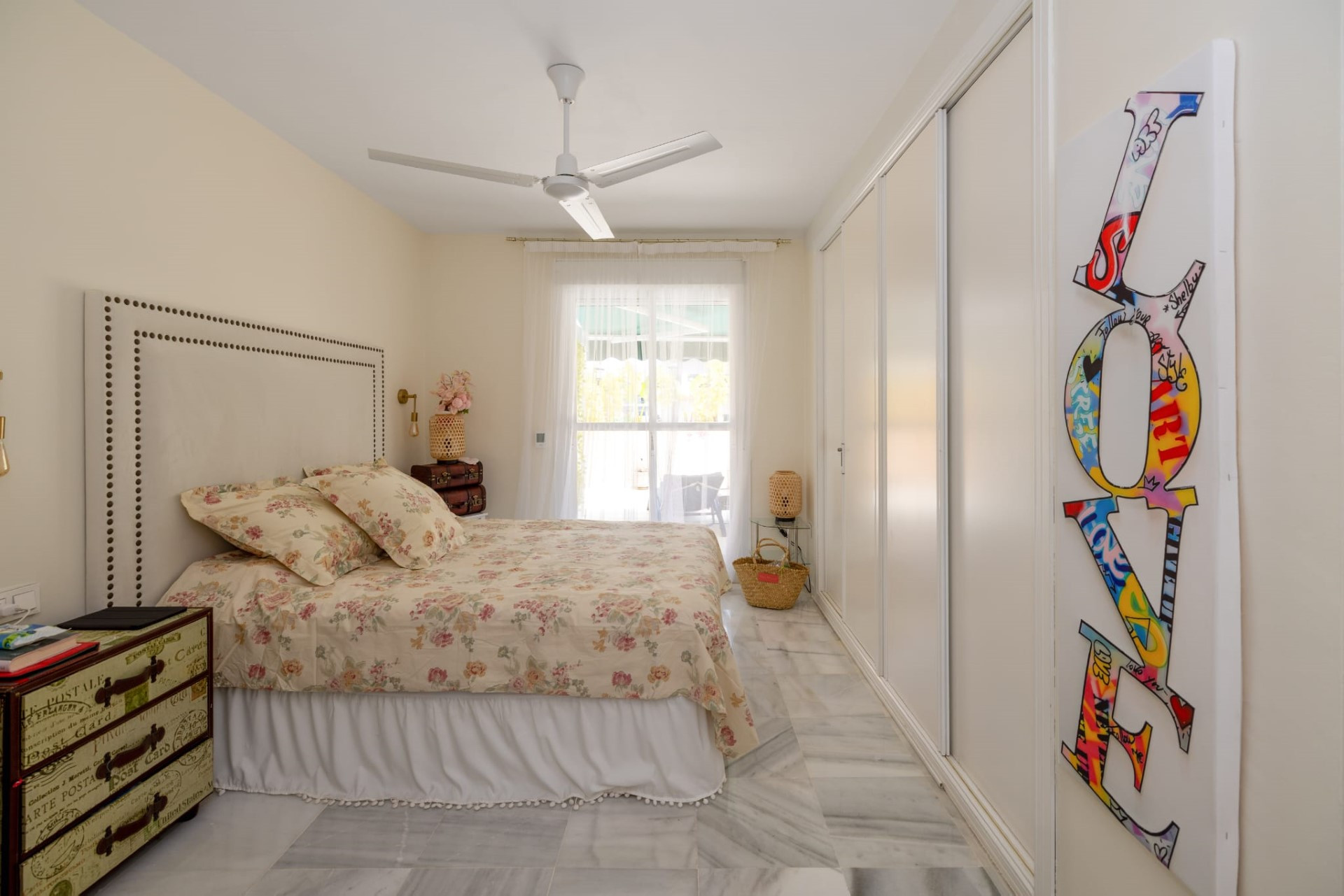 Apartamento contemporáneo de 2 dormitorios con amplia terraza en Lorcrimar, Nueva Andalucía