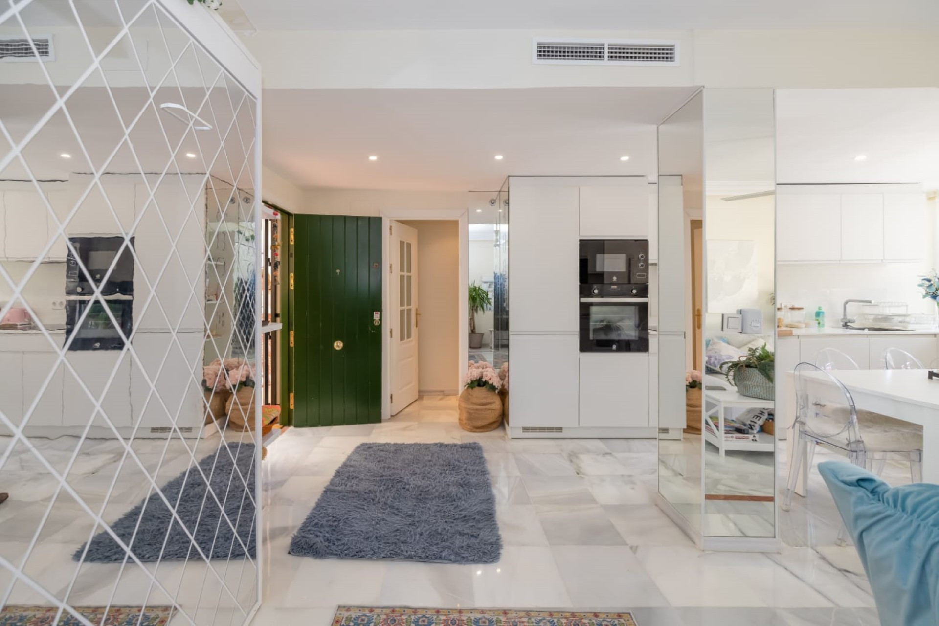 Apartamento contemporáneo de 2 dormitorios con amplia terraza en Lorcrimar, Nueva Andalucía