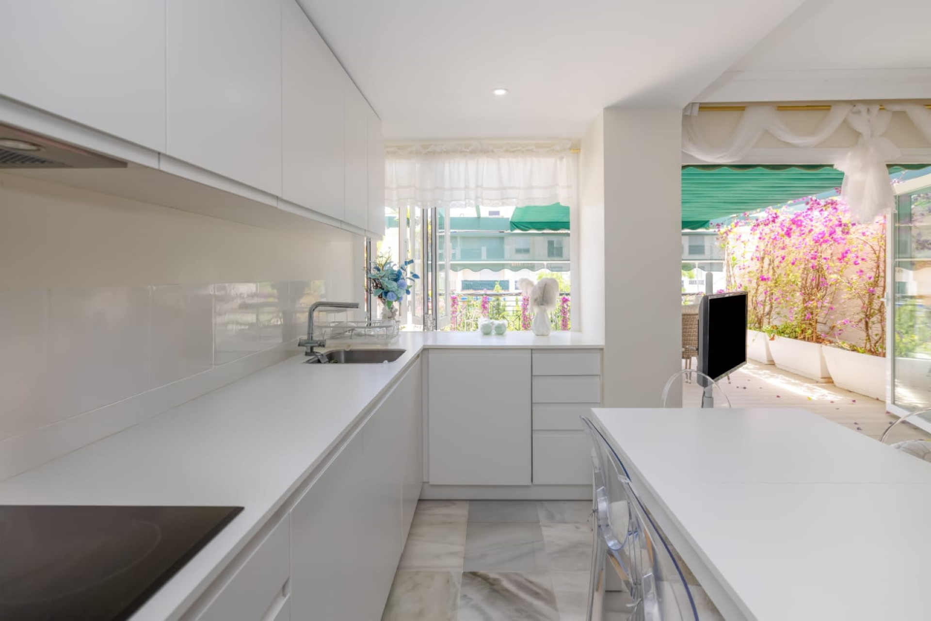 Apartamento contemporáneo de 2 dormitorios con amplia terraza en Lorcrimar, Nueva Andalucía