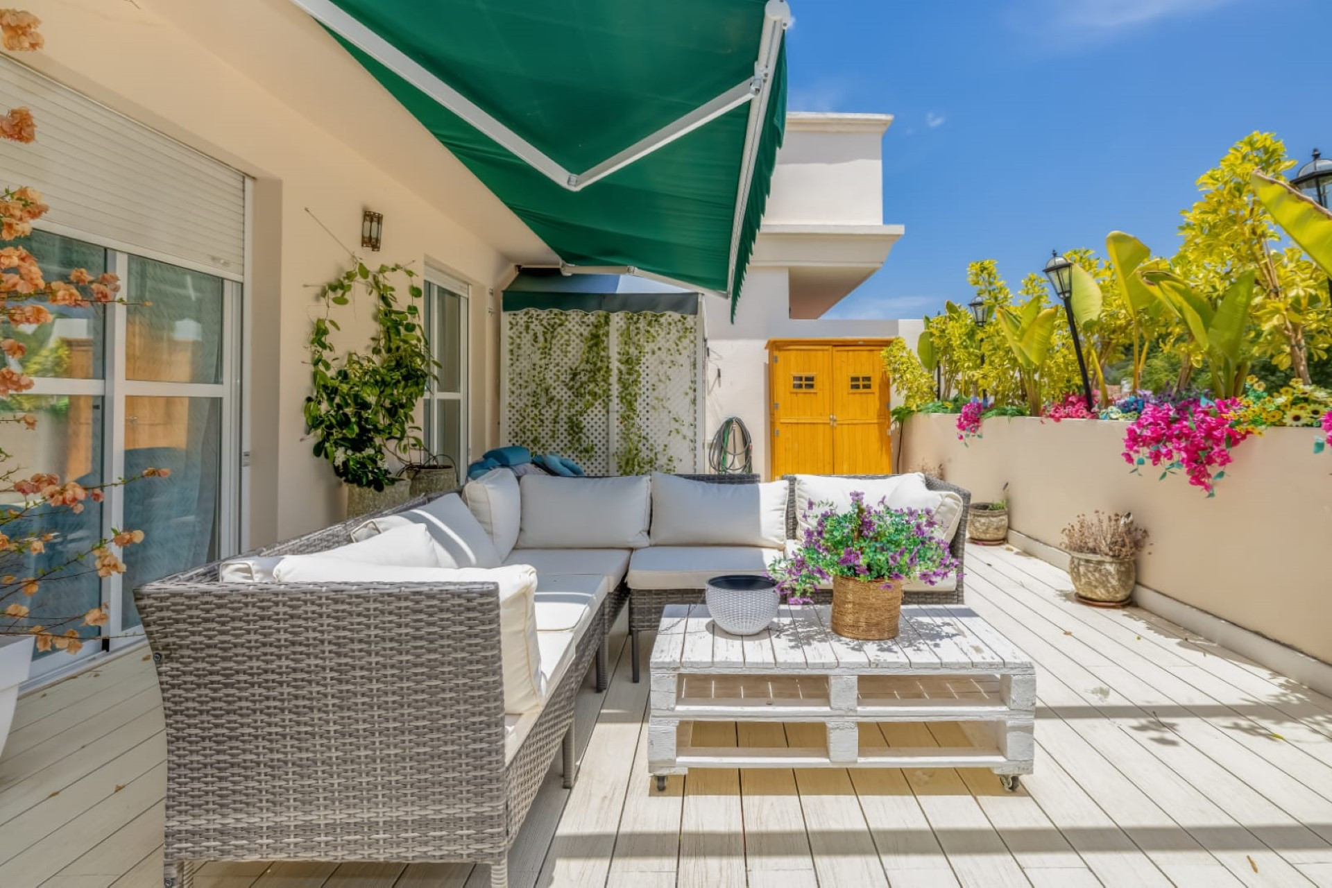 Apartamento contemporáneo de 2 dormitorios con amplia terraza en Lorcrimar, Nueva Andalucía