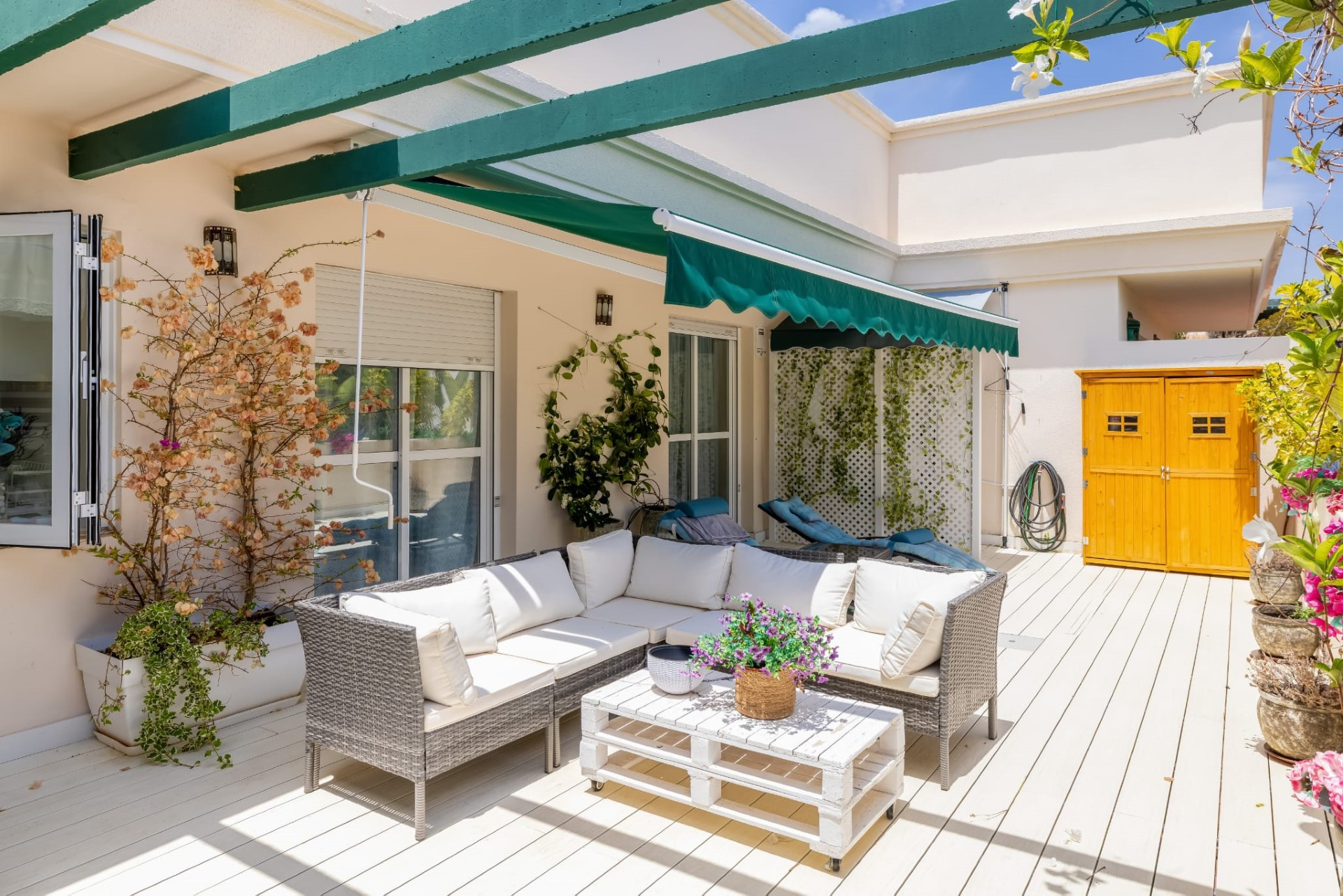 Apartamento contemporáneo de 2 dormitorios con amplia terraza en Lorcrimar, Nueva Andalucía