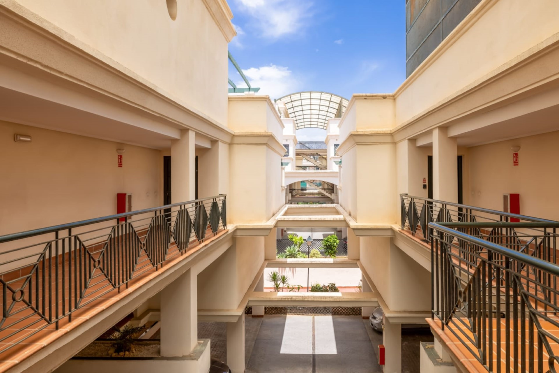 Apartamento contemporáneo de 2 dormitorios con amplia terraza en Lorcrimar, Nueva Andalucía